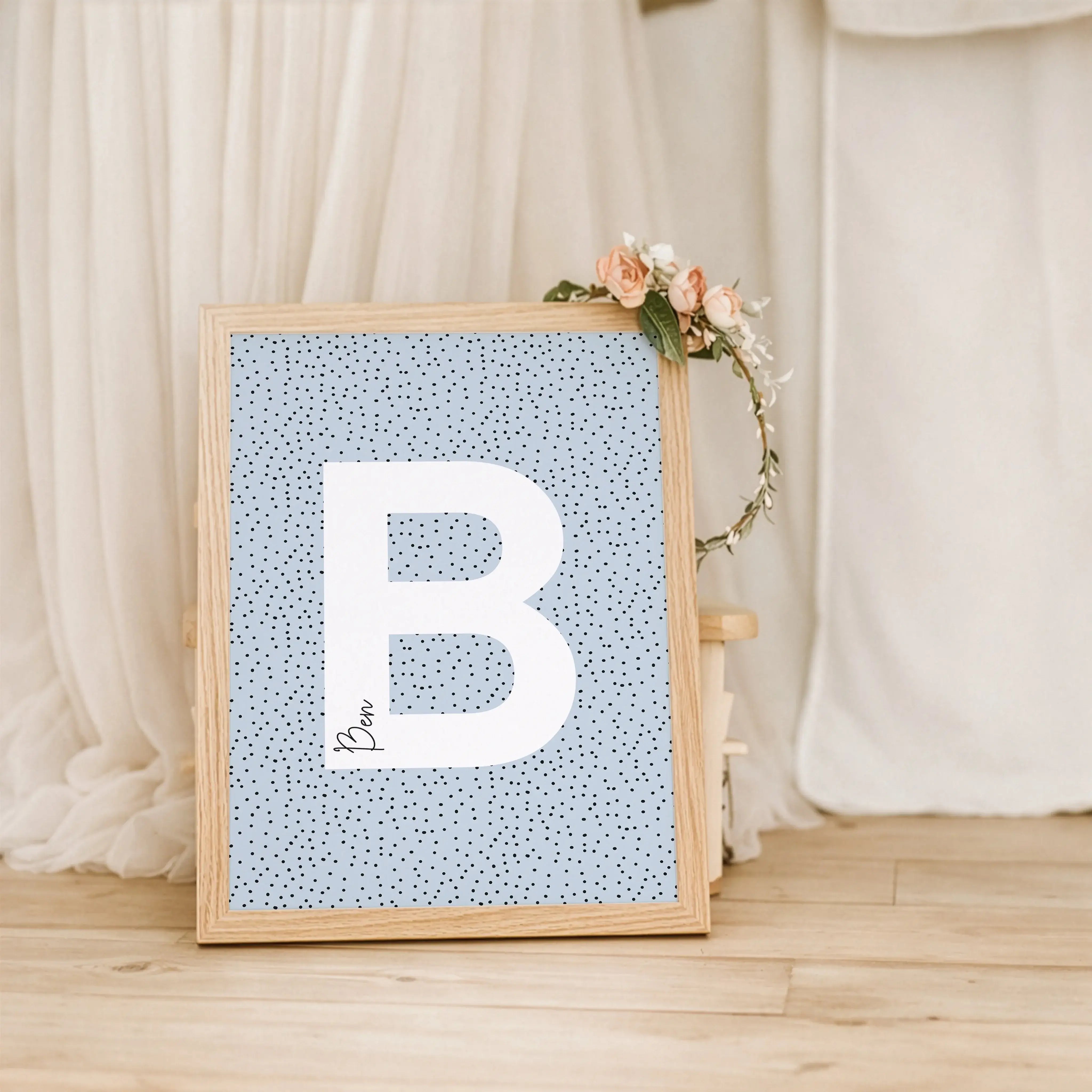 Buchstaben Poster Pointy-Personalisiertes Poster-famprints-Das Buchstaben Poster Pointy von famprints rückt einen einzelnen Buchstaben klar in den Fokus und kombiniert ihn mit einem personalisierten Namen. Der große, weiße Buchstabe hebt sich ruhig vom fe