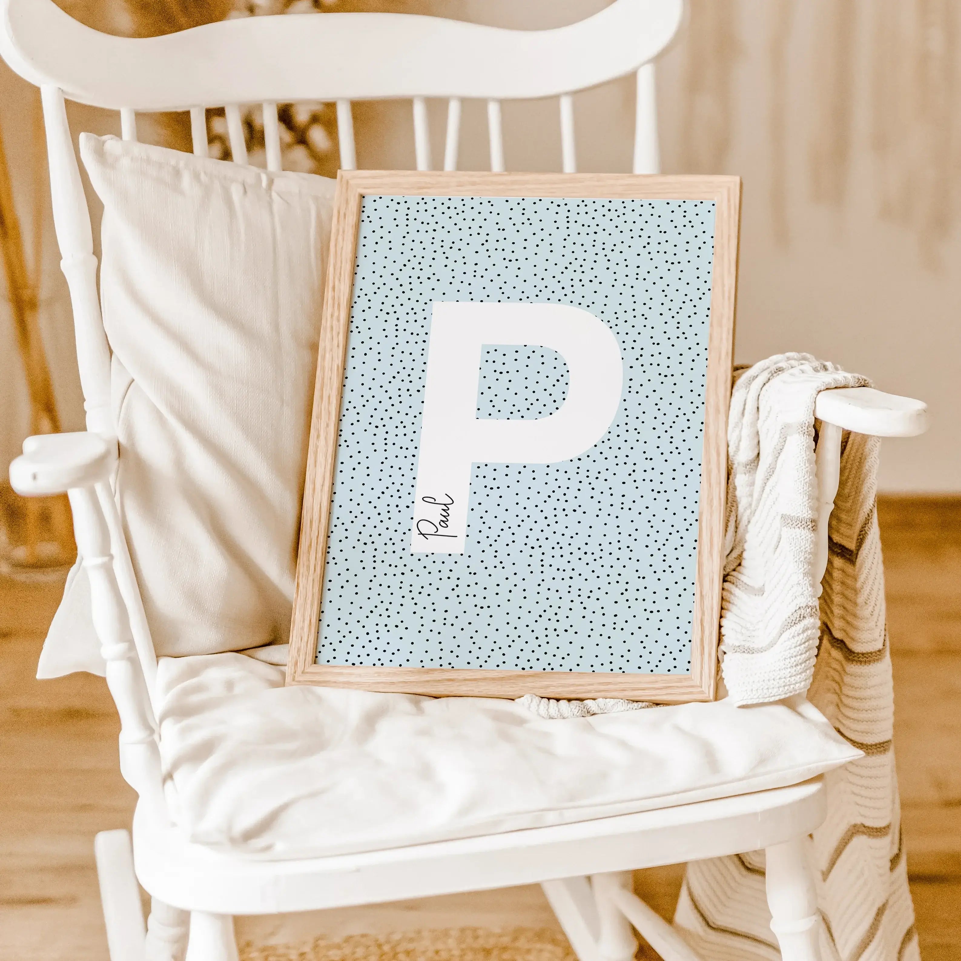 Buchstaben Poster Pointy-famprints-Personalisiertes Poster-Auf unserem Buchstaben Poster Pointy steht der auffällige weiße Buchstabe im Mittelpunkt. Das Namensposter ist in drei stilvollen Farben erhältlich - Pale Rose, Nautical Green und Gotta Brown - un