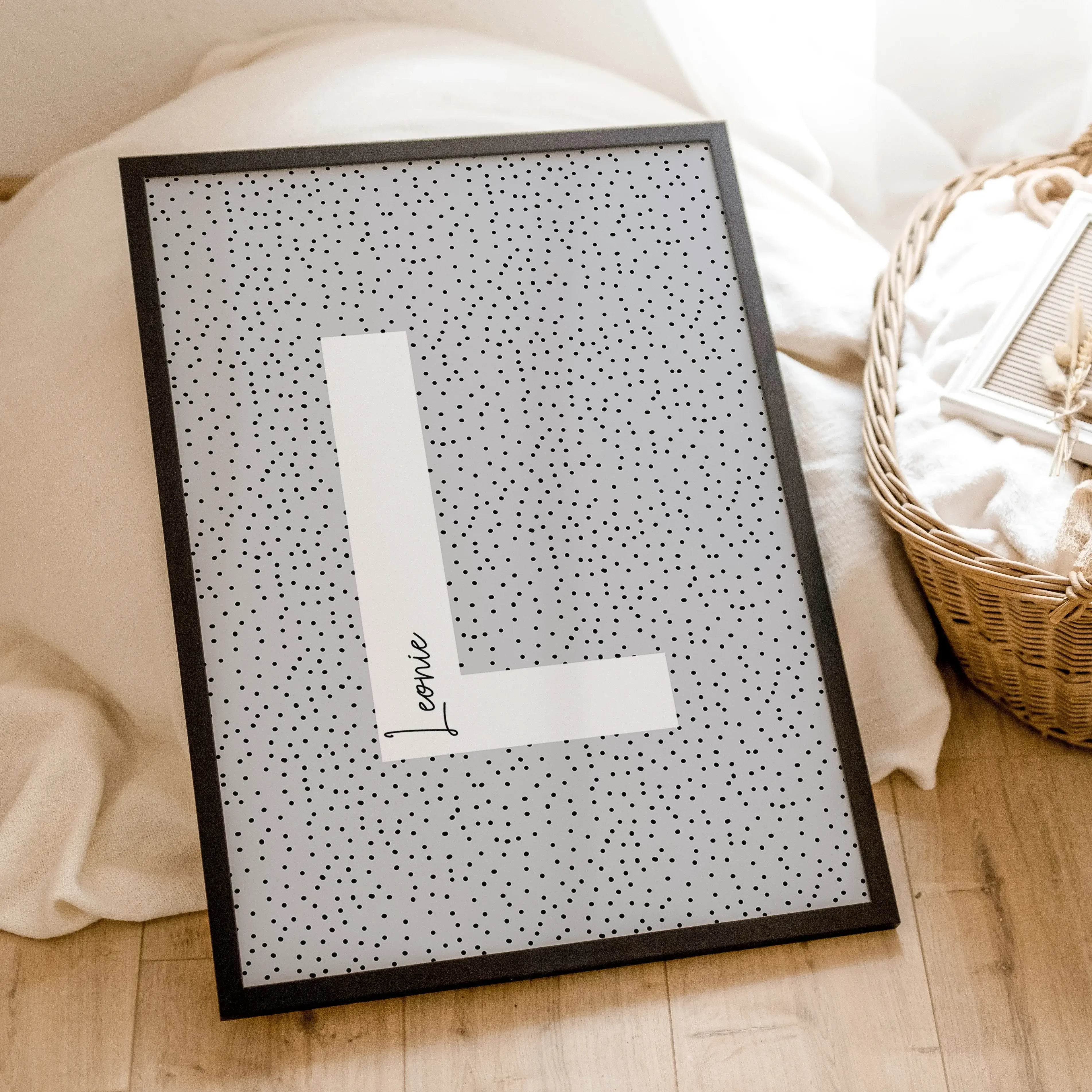 Buchstaben Poster Pointy-famprints-Personalisiertes Poster-Auf unserem Buchstaben Poster Pointy steht der auffällige weiße Buchstabe im Mittelpunkt. Das Namensposter ist in drei stilvollen Farben erhältlich - Pale Rose, Nautical Green und Gotta Brown - un