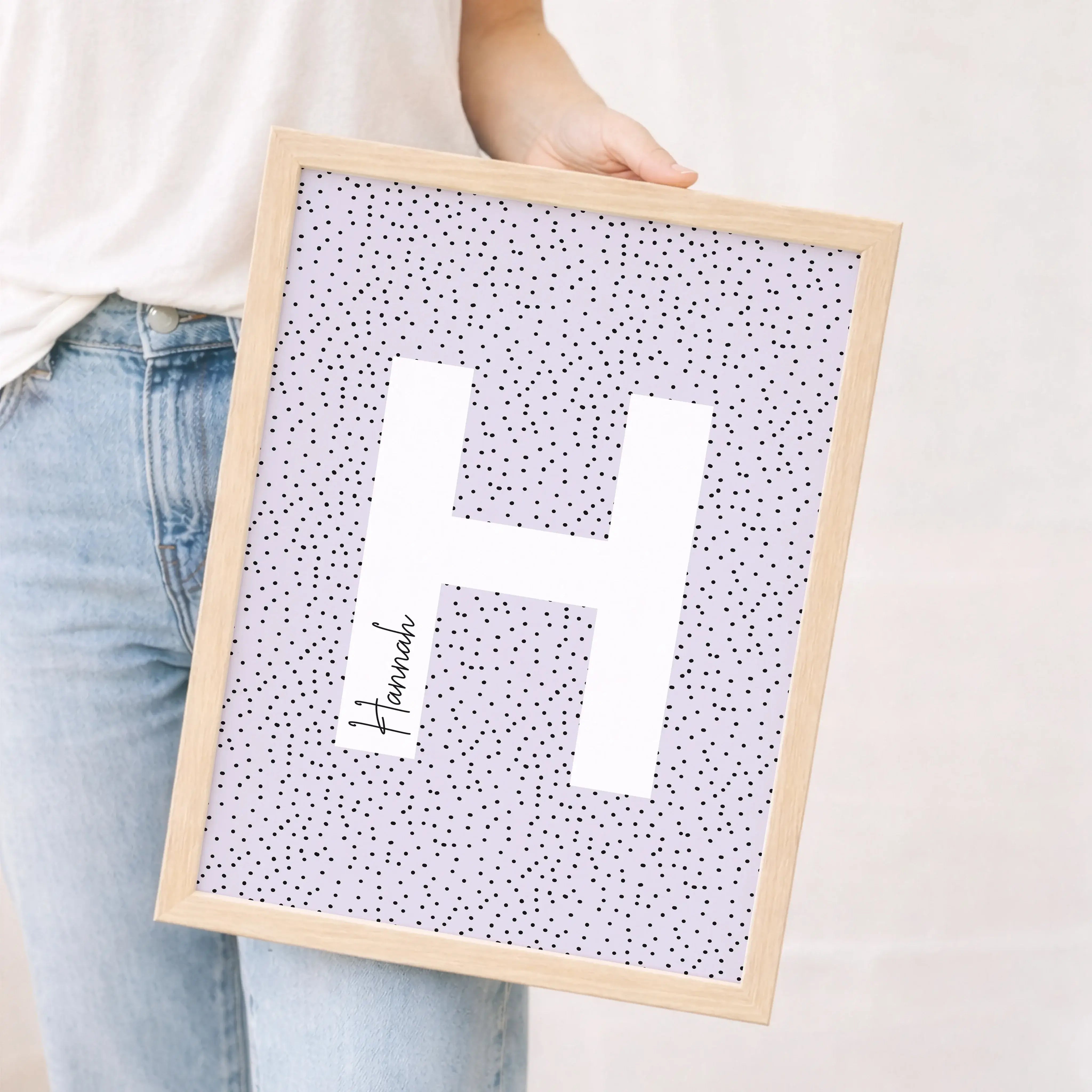 Buchstaben Poster Pointy-Personalisiertes Poster-famprints-Das Buchstaben Poster Pointy von famprints rückt einen einzelnen Buchstaben klar in den Fokus und kombiniert ihn mit einem personalisierten Namen. Der große, weiße Buchstabe hebt sich ruhig vom fe