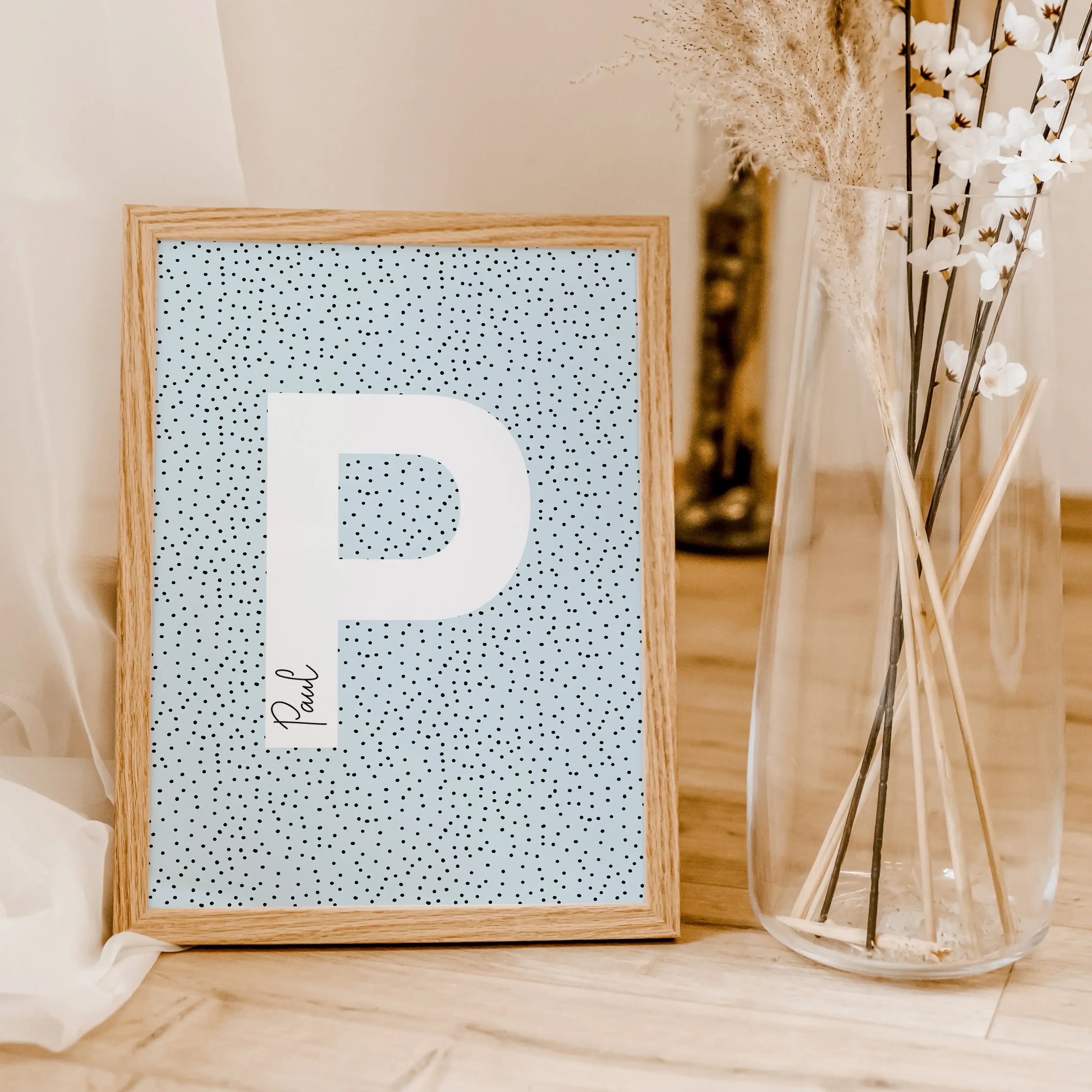 Buchstaben Poster Pointy-famprints-Personalisiertes Poster-Auf unserem Buchstaben Poster Pointy steht der auffällige weiße Buchstabe im Mittelpunkt. Das Namensposter ist in drei stilvollen Farben erhältlich - Pale Rose, Nautical Green und Gotta Brown - un