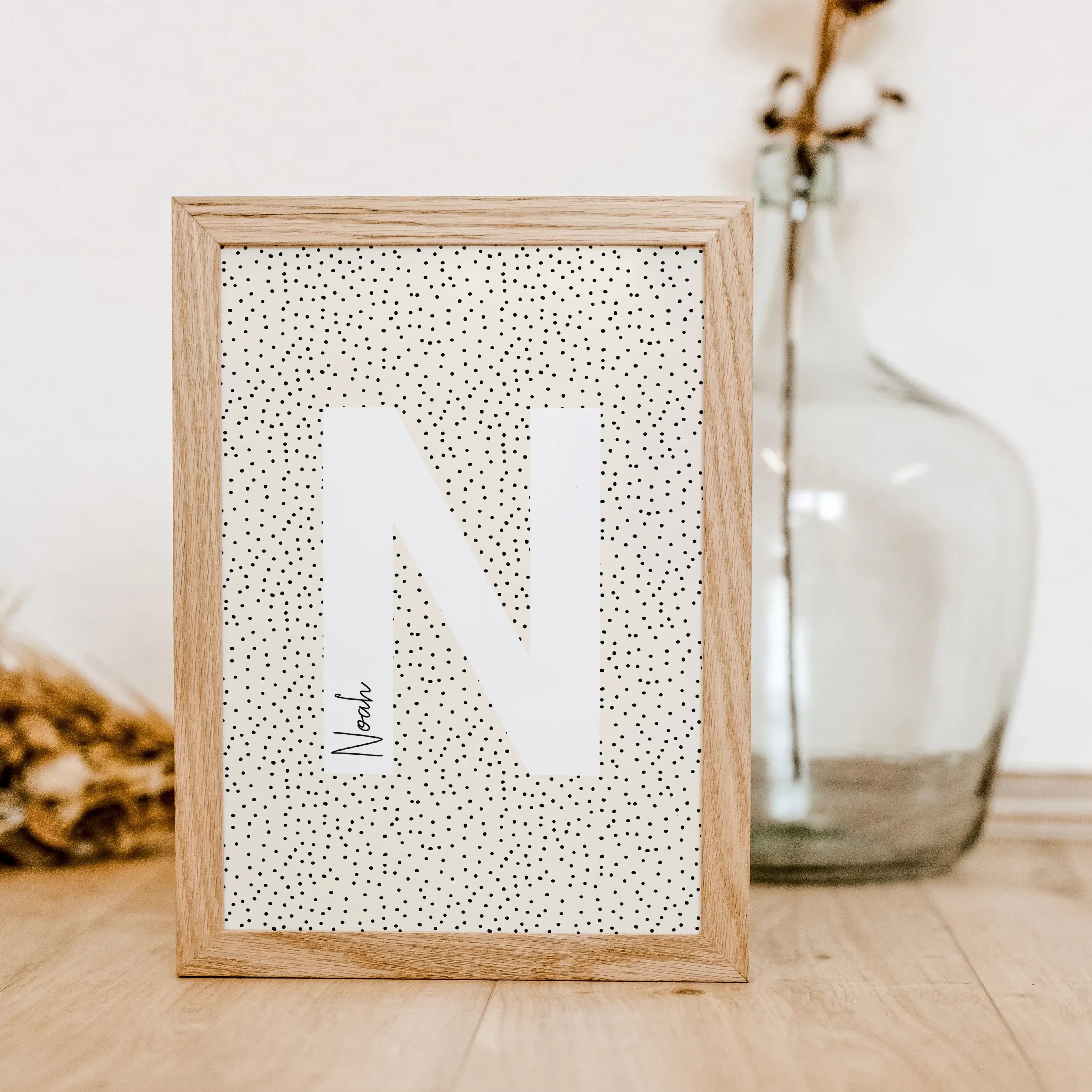 Buchstaben Poster Pointy-famprints-Personalisiertes Poster-Auf unserem Buchstaben Poster Pointy steht der auffällige weiße Buchstabe im Mittelpunkt. Das Namensposter ist in drei stilvollen Farben erhältlich - Pale Rose, Nautical Green und Gotta Brown - un