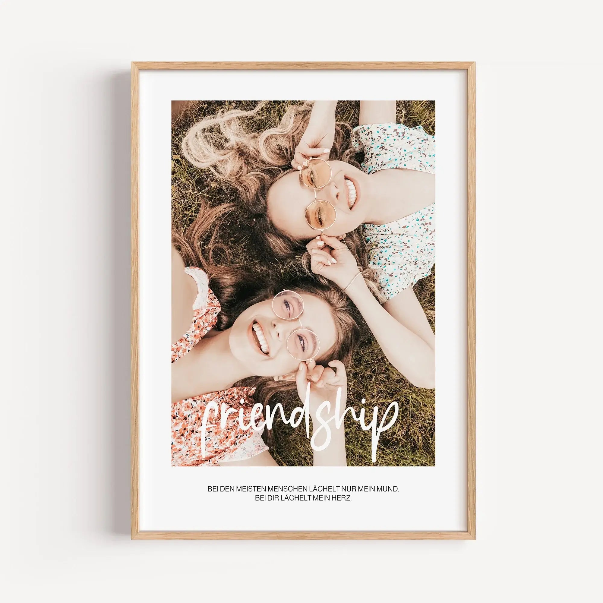 Freunde Poster mit Foto-famprints-Personalisiertes Poster-Auf dem Freunde Poster mit Foto findest du den Schriftzug 'friendship' und bedeutet Freundschaft. Das individuelle Poster kannst du mit deinem Foto hinterlegen. Sende uns hierzu dein persönliches F