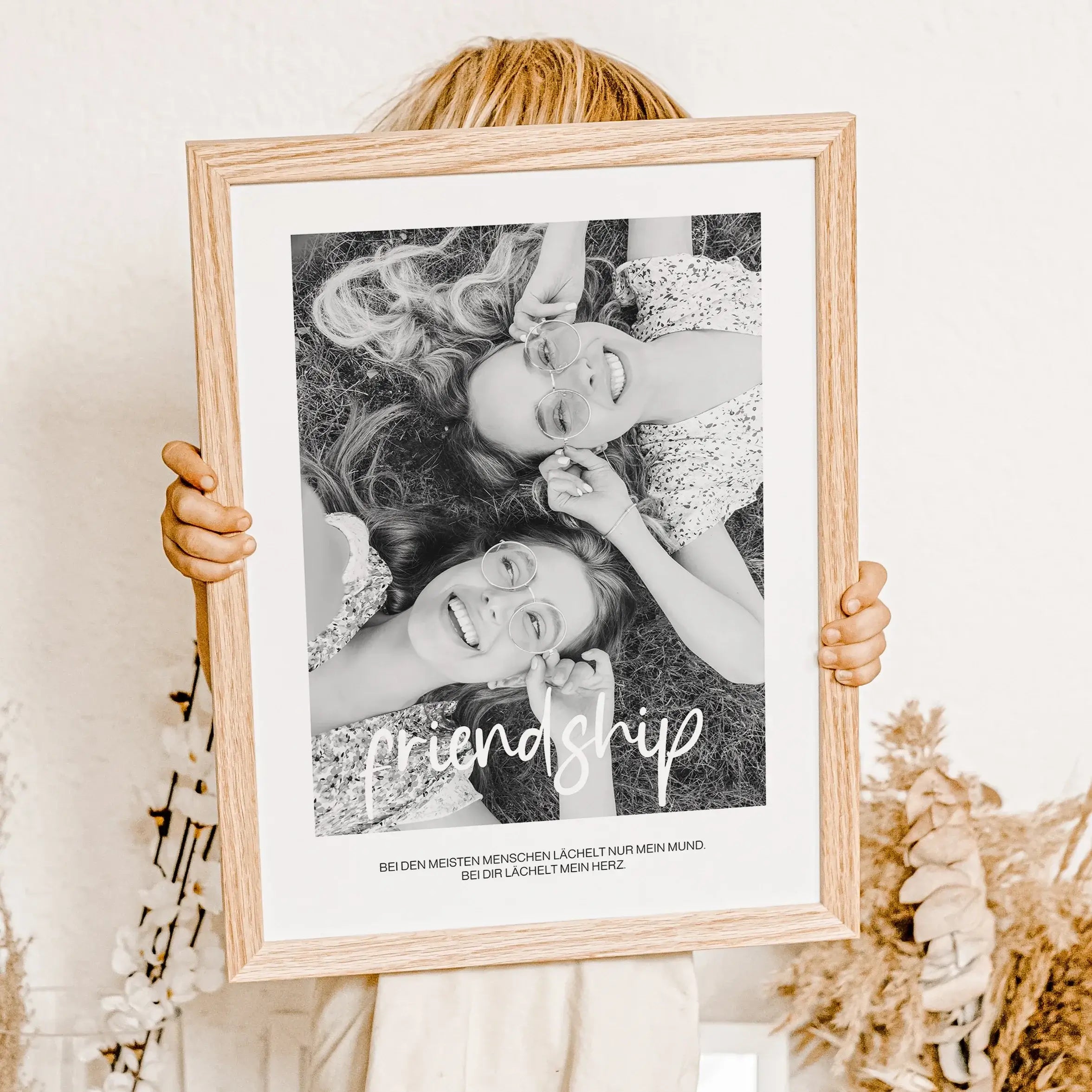 Freunde Poster mit Foto-famprints-Personalisiertes Poster-Auf dem Freunde Poster mit Foto findest du den Schriftzug 'friendship' und bedeutet Freundschaft. Das individuelle Poster kannst du mit deinem Foto hinterlegen. Sende uns hierzu dein persönliches F