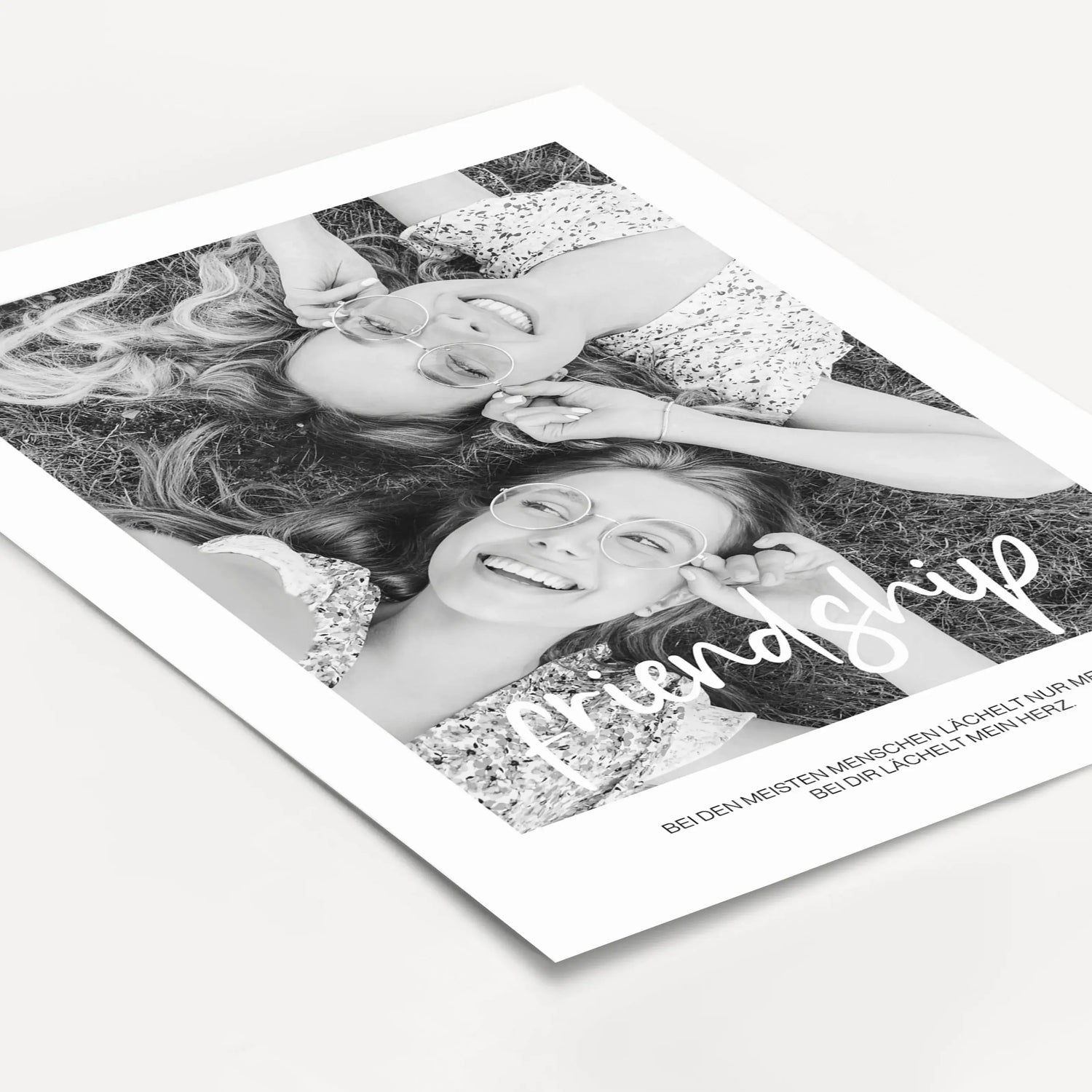Freunde Poster mit Foto-famprints-Personalisiertes Poster-Auf dem Freunde Poster mit Foto findest du den Schriftzug 'friendship' und bedeutet Freundschaft. Das individuelle Poster kannst du mit deinem Foto hinterlegen. Sende uns hierzu dein persönliches F