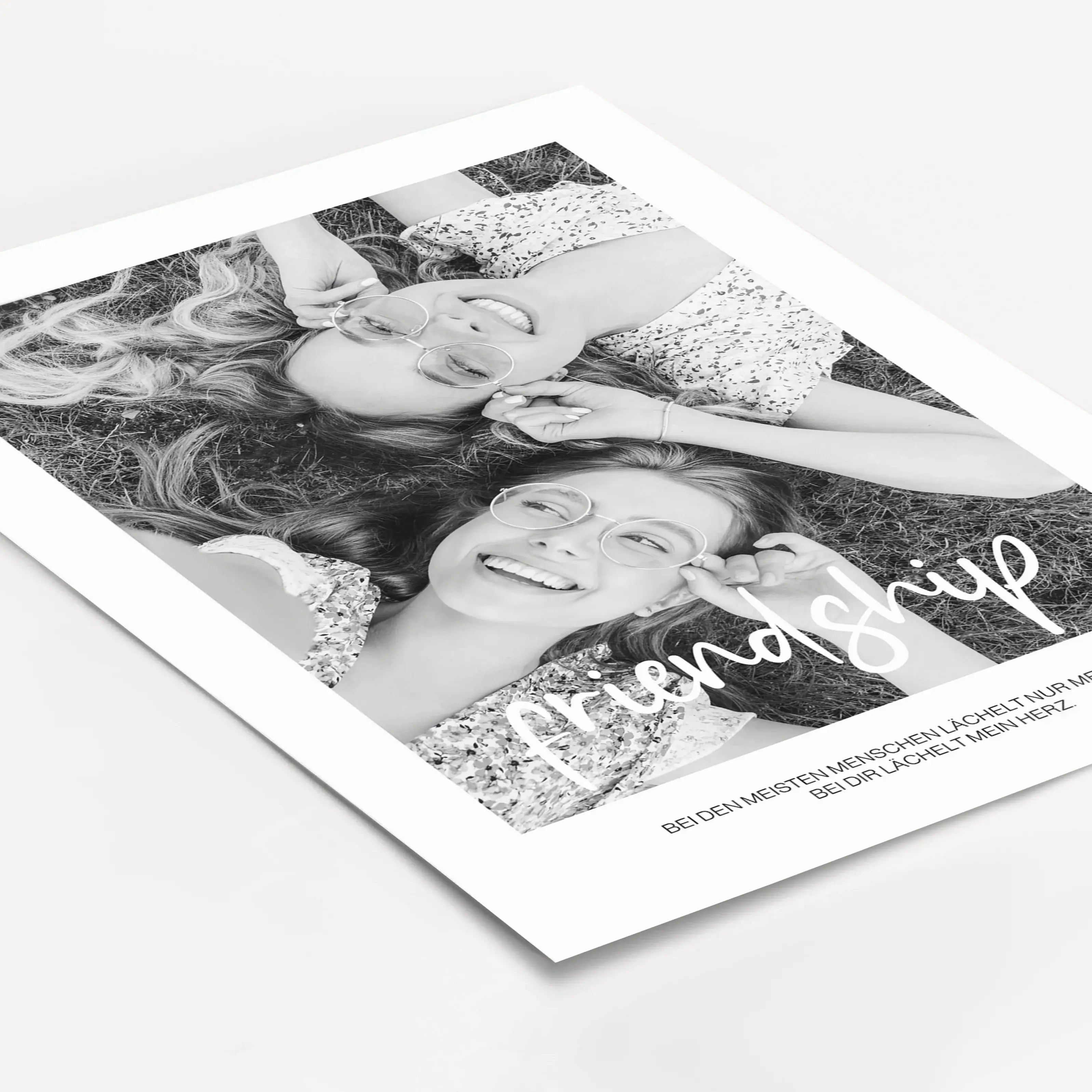 Freunde Poster mit Foto-famprints-Personalisiertes Poster-Auf dem Freunde Poster mit Foto findest du den Schriftzug 'friendship' und bedeutet Freundschaft. Das individuelle Poster kannst du mit deinem Foto hinterlegen. Sende uns hierzu dein persönliches F