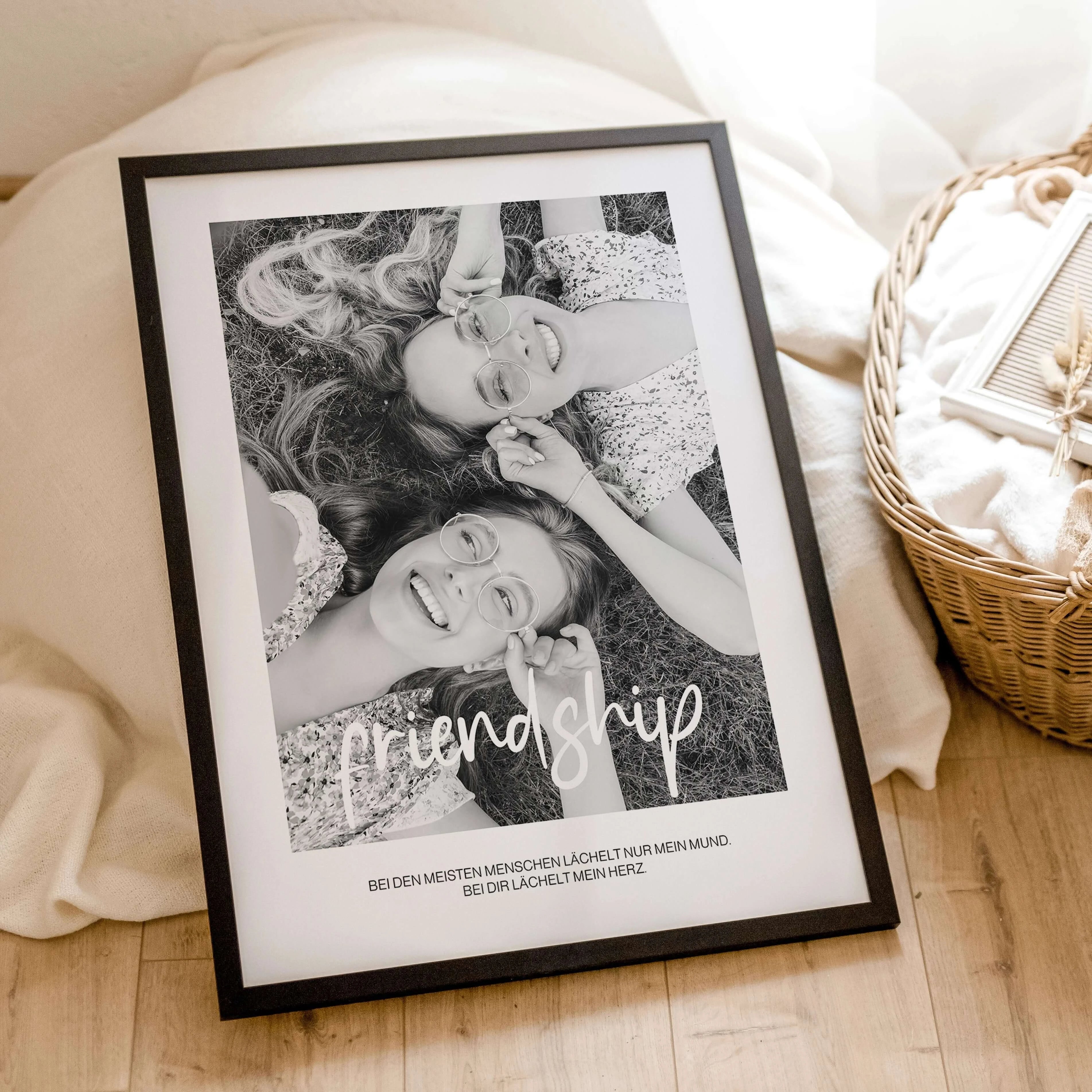 Freunde Poster mit Foto-famprints-Personalisiertes Poster-Auf dem Freunde Poster mit Foto findest du den Schriftzug 'friendship' und bedeutet Freundschaft. Das individuelle Poster kannst du mit deinem Foto hinterlegen. Sende uns hierzu dein persönliches F