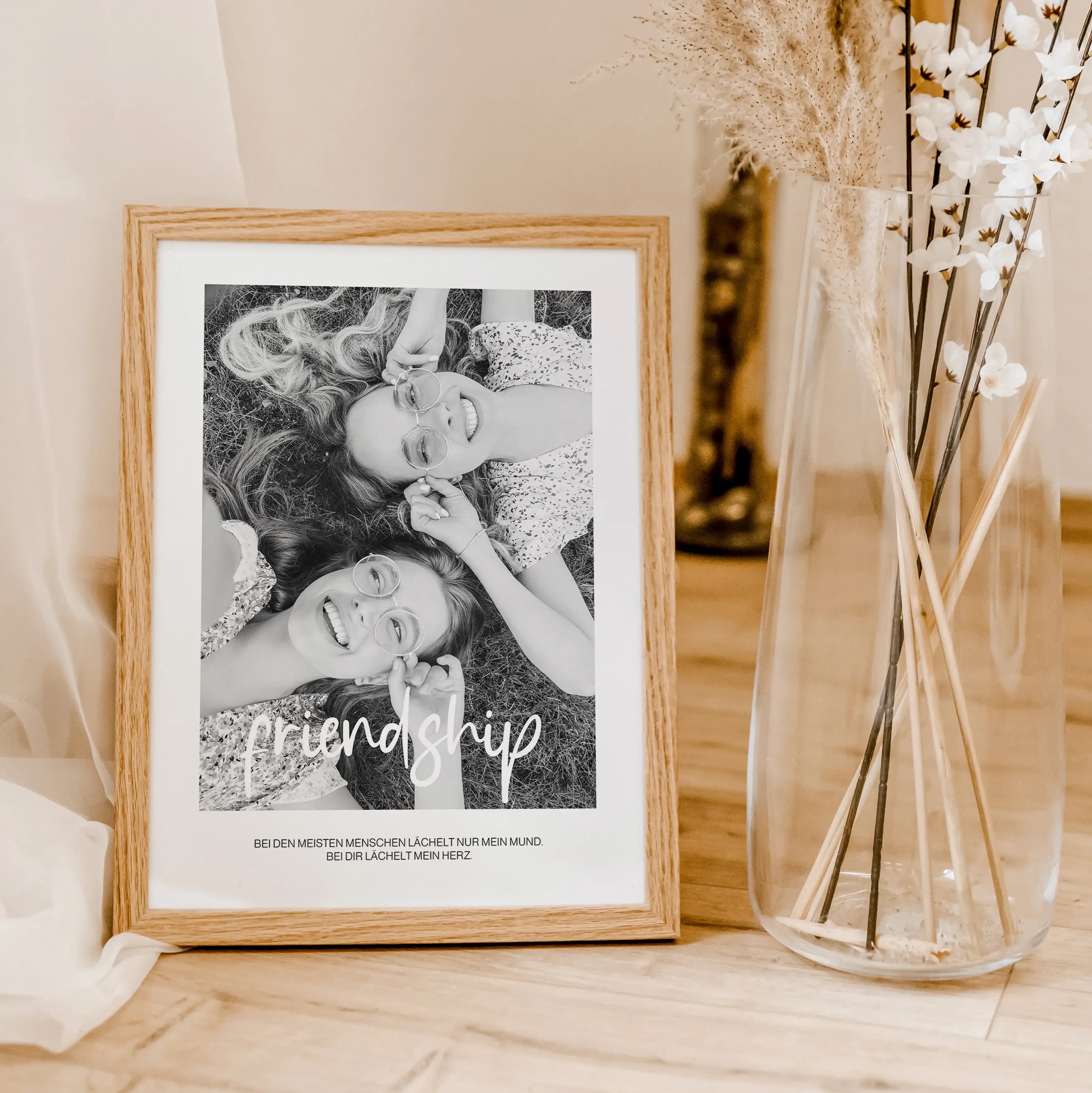 Freunde Poster mit Foto-famprints-Personalisiertes Poster-Auf dem Freunde Poster mit Foto findest du den Schriftzug 'friendship' und bedeutet Freundschaft. Das individuelle Poster kannst du mit deinem Foto hinterlegen. Sende uns hierzu dein persönliches F