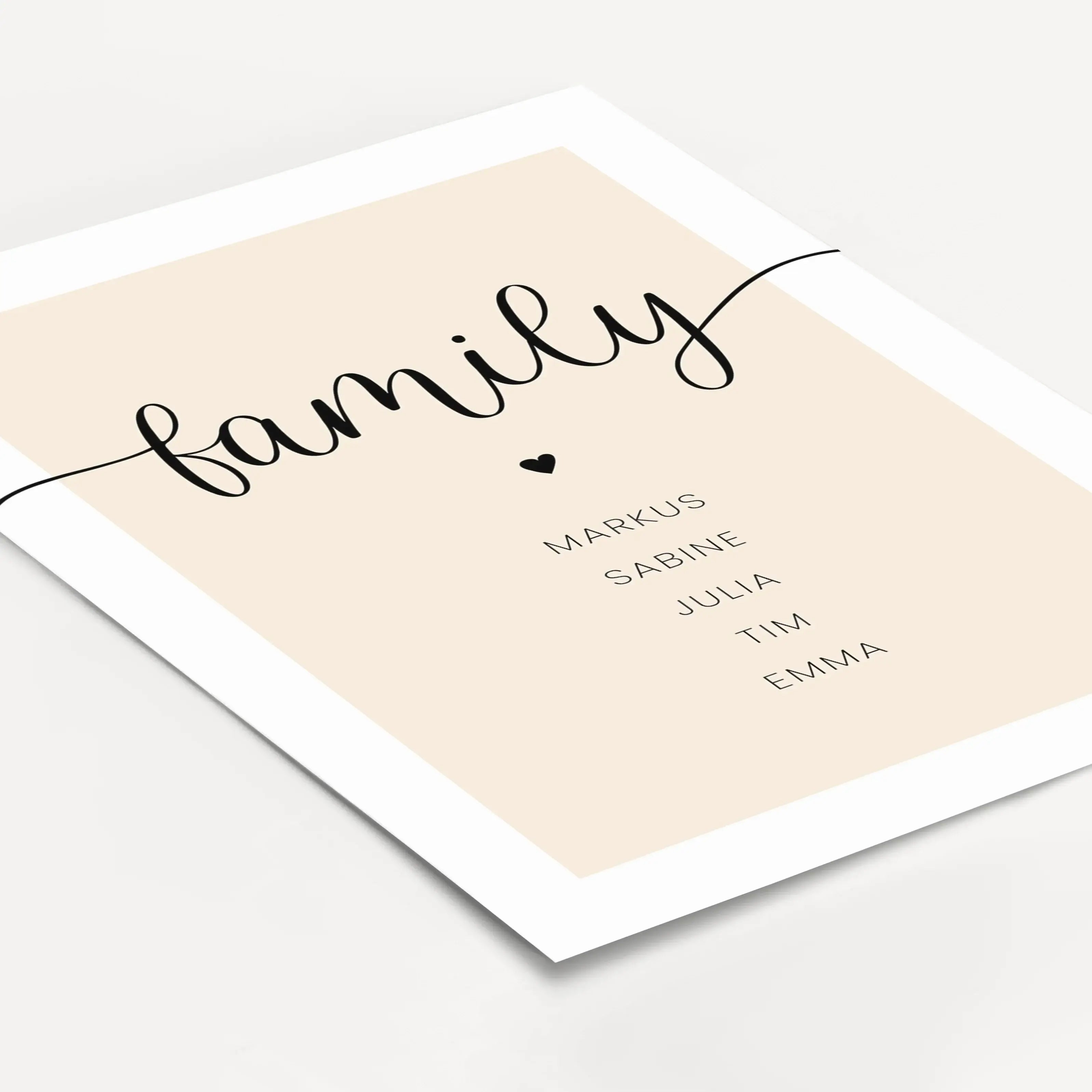 Familienposter Herz-Personalisiertes Poster-famprints-Das Familienposter Herz von famprints ist eine stilvolle Art, eure Familie sichtbar zu machen. Das moderne Hochformat verbindet eine ruhige Typografie mit einem feinen Herzsymbol und schafft so ein per