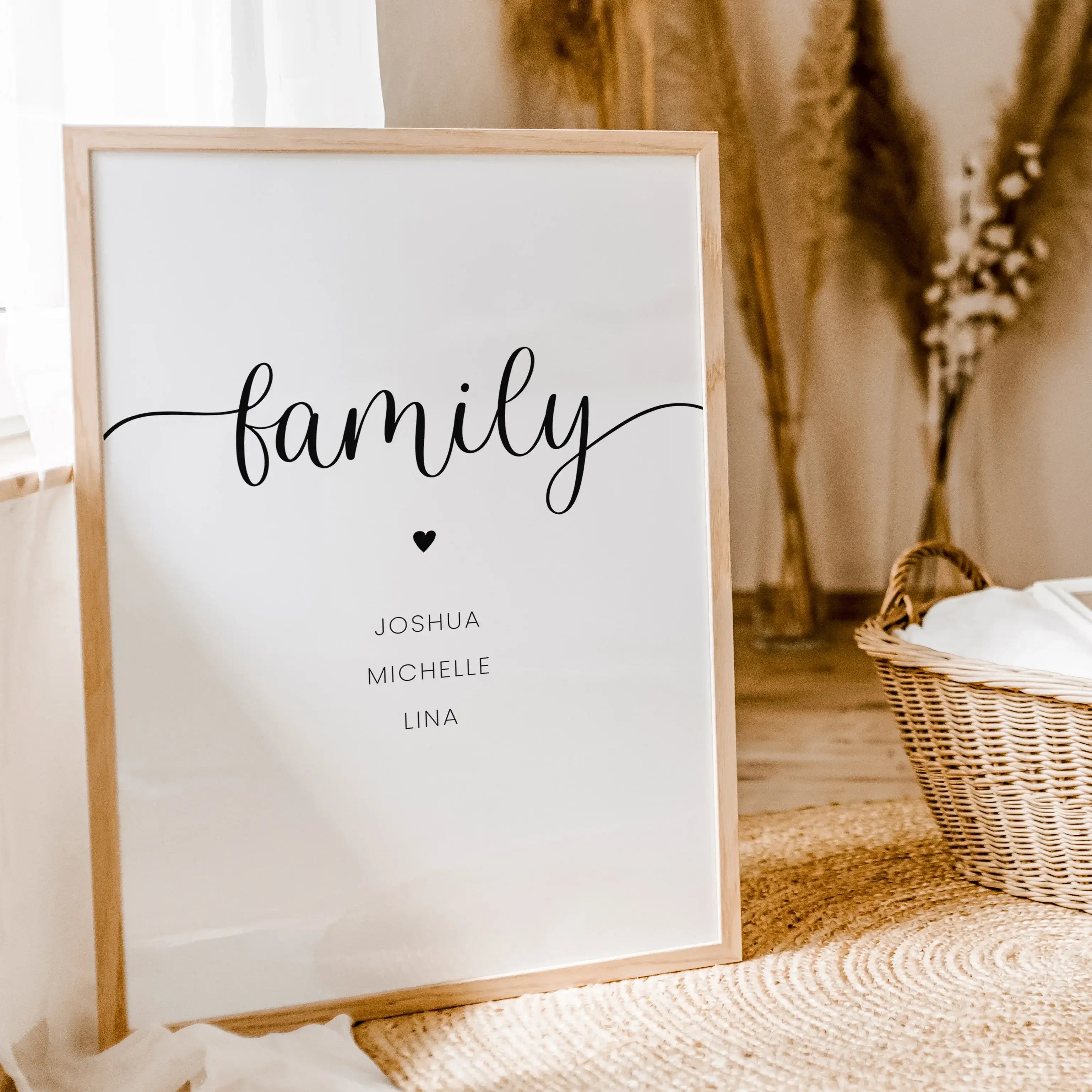 Familienposter Herz-famprints-Personalisiertes Poster-Auf dem Familienposter Herz im Hochformat findest du den 'family' Schriftzug über einem kleinen schwarzen Herzen. Darunter findest du Platz für deine individuelle Personalisierung. In unserem Beispiel