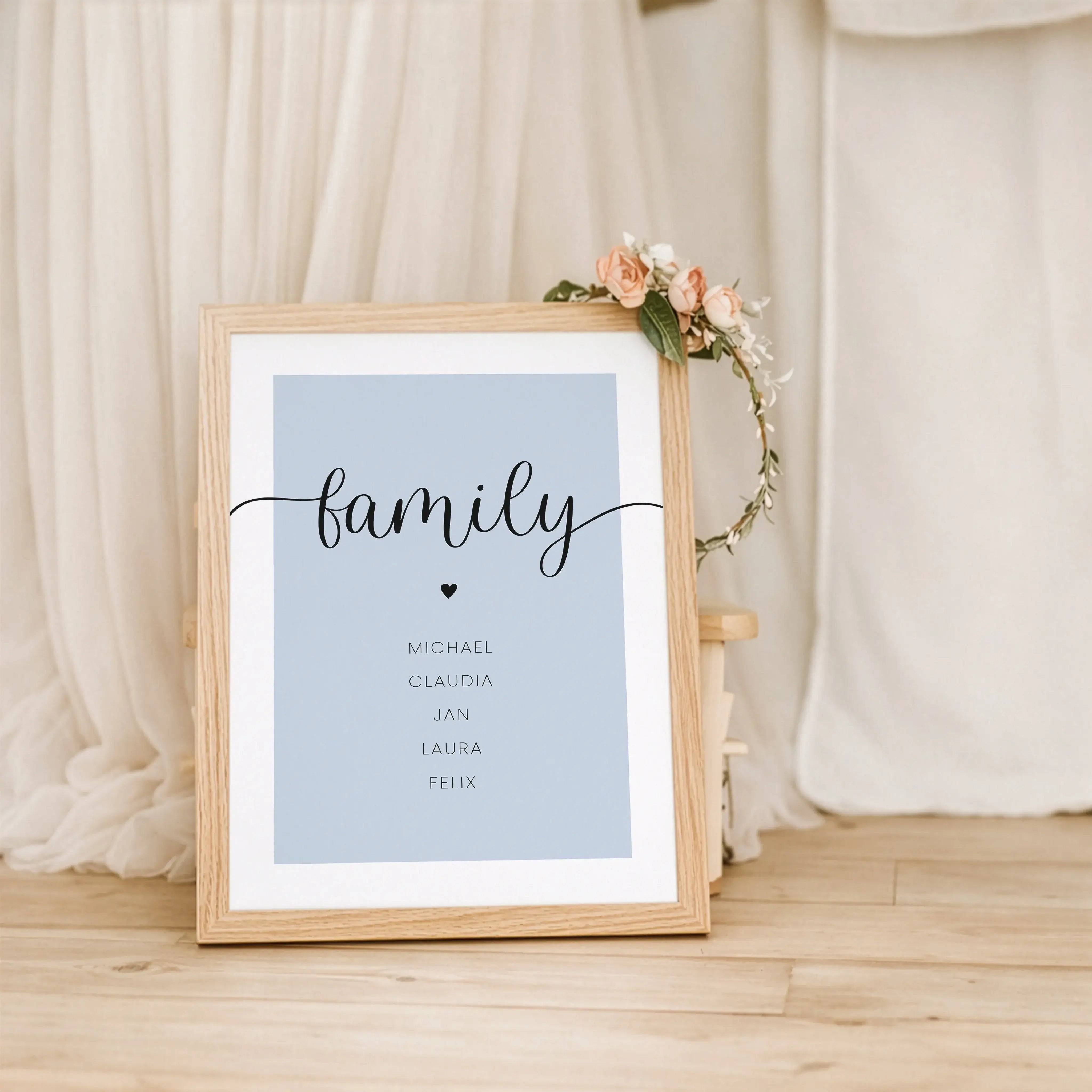 Familienposter Herz-Personalisiertes Poster-famprints-Das Familienposter Herz von famprints ist eine stilvolle Art, eure Familie sichtbar zu machen. Das moderne Hochformat verbindet eine ruhige Typografie mit einem feinen Herzsymbol und schafft so ein per