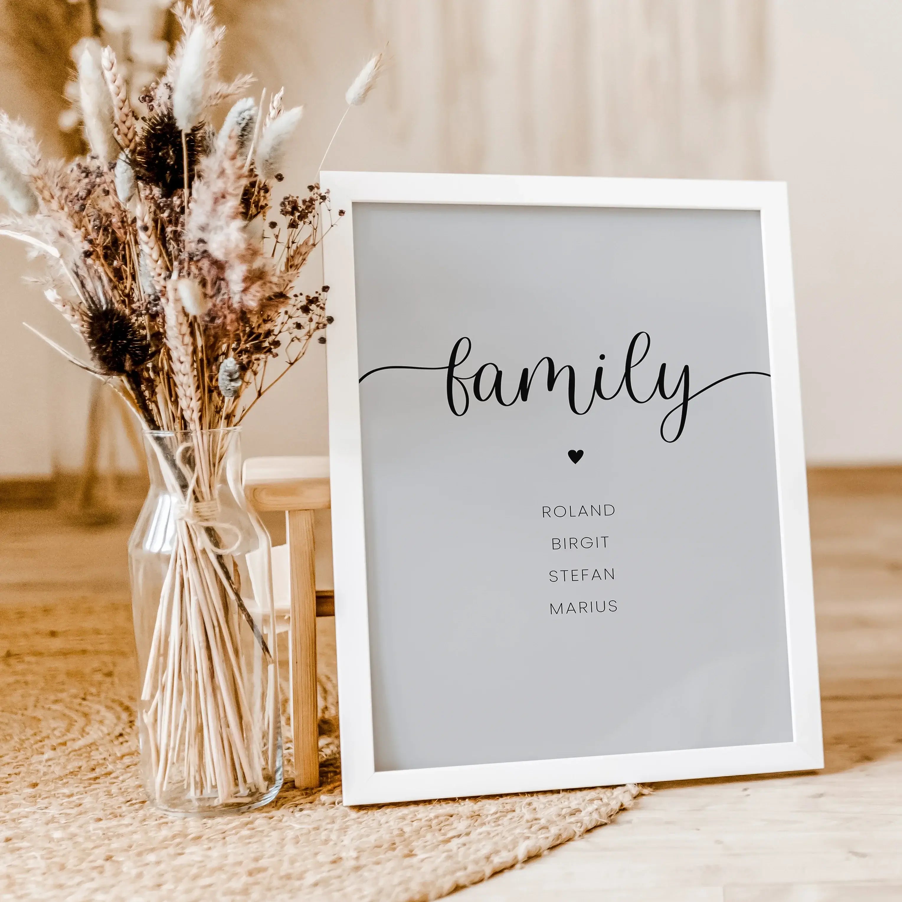 Familienposter Herz-famprints-Personalisiertes Poster-Auf dem Familienposter Herz im Hochformat findest du den 'family' Schriftzug über einem kleinen schwarzen Herzen. Darunter findest du Platz für deine individuelle Personalisierung. In unserem Beispiel