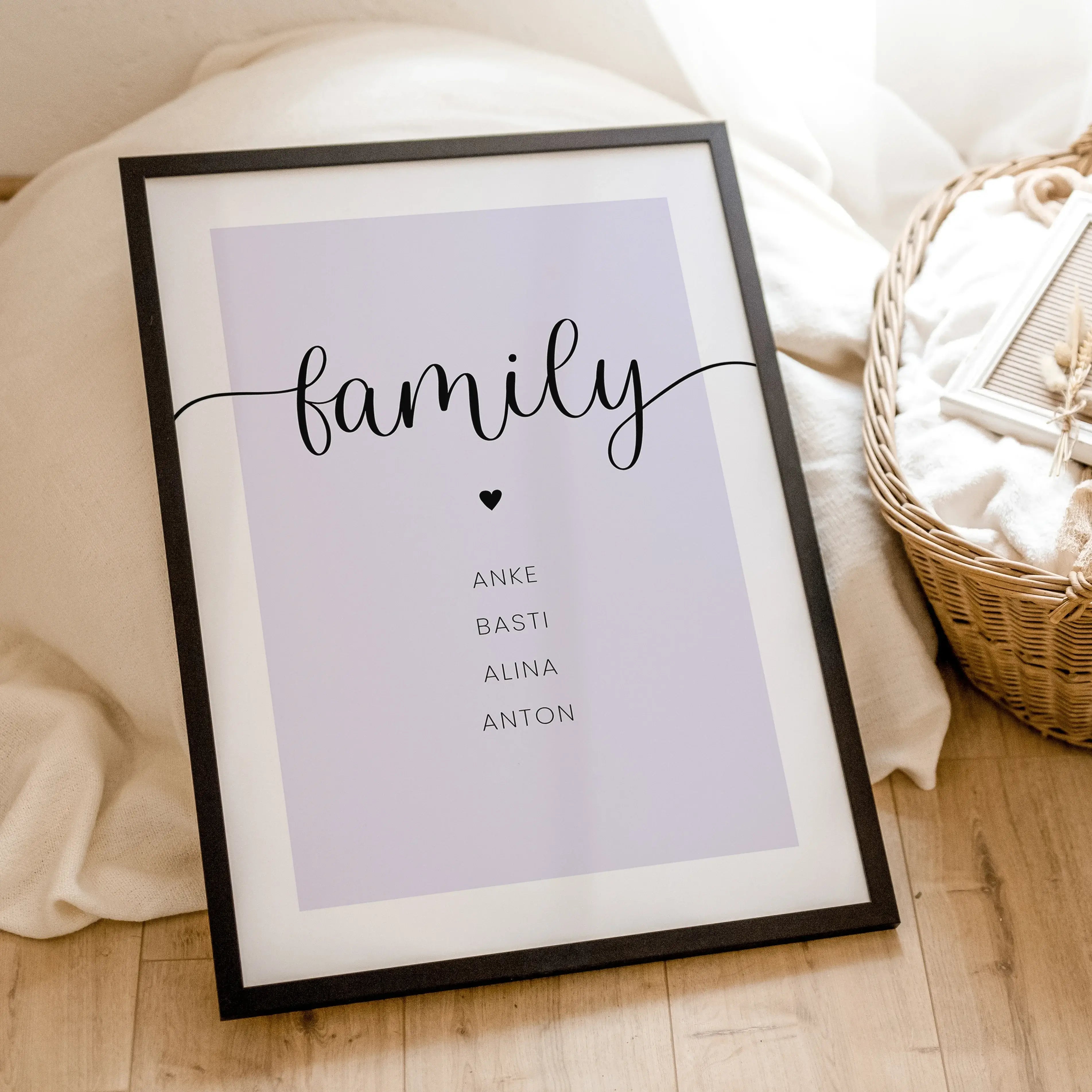 Familienposter Herz-famprints-Personalisiertes Poster-Auf dem Familienposter Herz im Hochformat findest du den 'family' Schriftzug über einem kleinen schwarzen Herzen. Darunter findest du Platz für deine individuelle Personalisierung. In unserem Beispiel