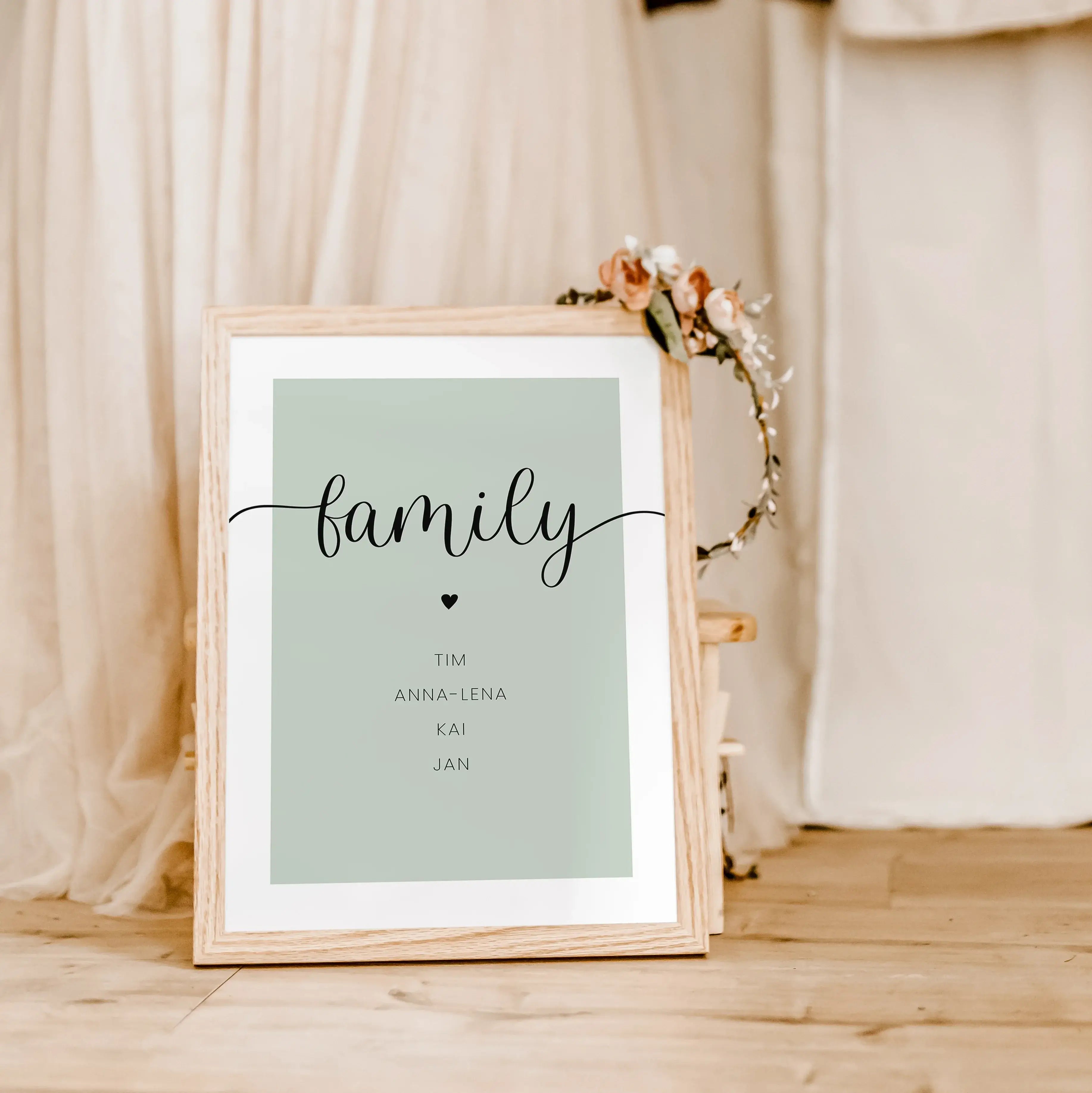 Familienposter Herz-famprints-Personalisiertes Poster-Auf dem Familienposter Herz im Hochformat findest du den 'family' Schriftzug über einem kleinen schwarzen Herzen. Darunter findest du Platz für deine individuelle Personalisierung. In unserem Beispiel