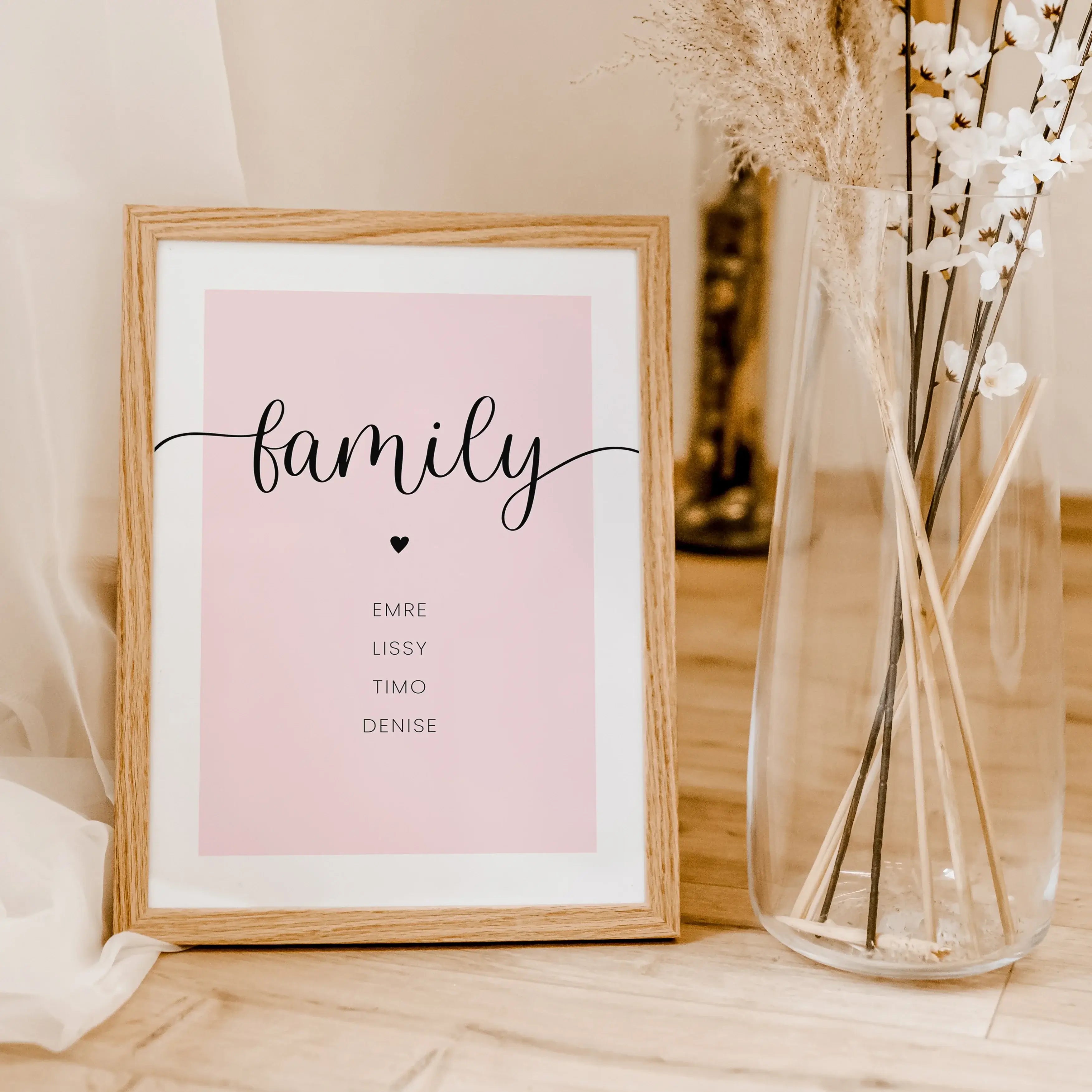 Familienposter Herz-famprints-Personalisiertes Poster-Auf dem Familienposter Herz im Hochformat findest du den 'family' Schriftzug über einem kleinen schwarzen Herzen. Darunter findest du Platz für deine individuelle Personalisierung. In unserem Beispiel