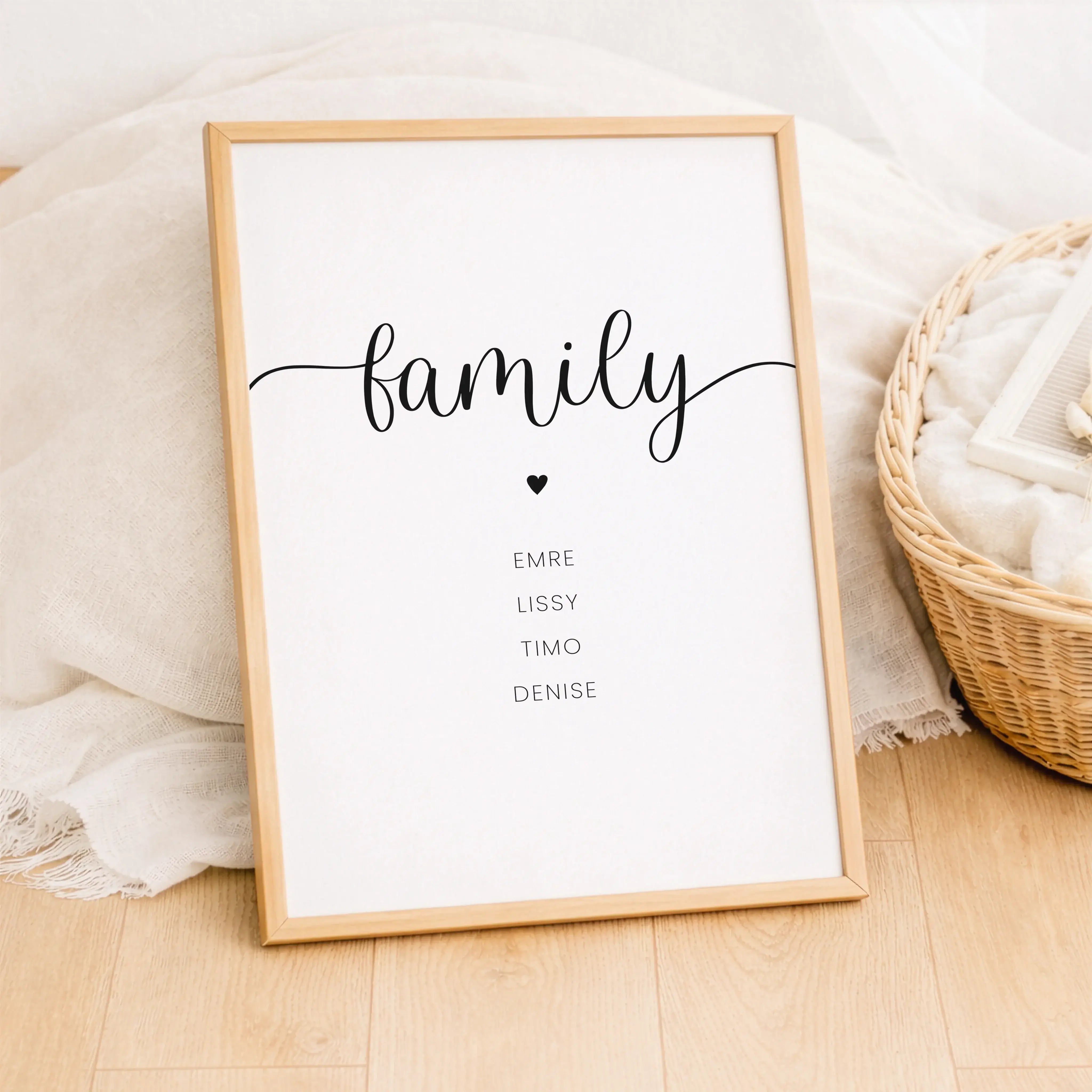 Familienposter Herz-Personalisiertes Poster-famprints-Das Familienposter Herz von famprints ist eine stilvolle Art, eure Familie sichtbar zu machen. Das moderne Hochformat verbindet eine ruhige Typografie mit einem feinen Herzsymbol und schafft so ein per