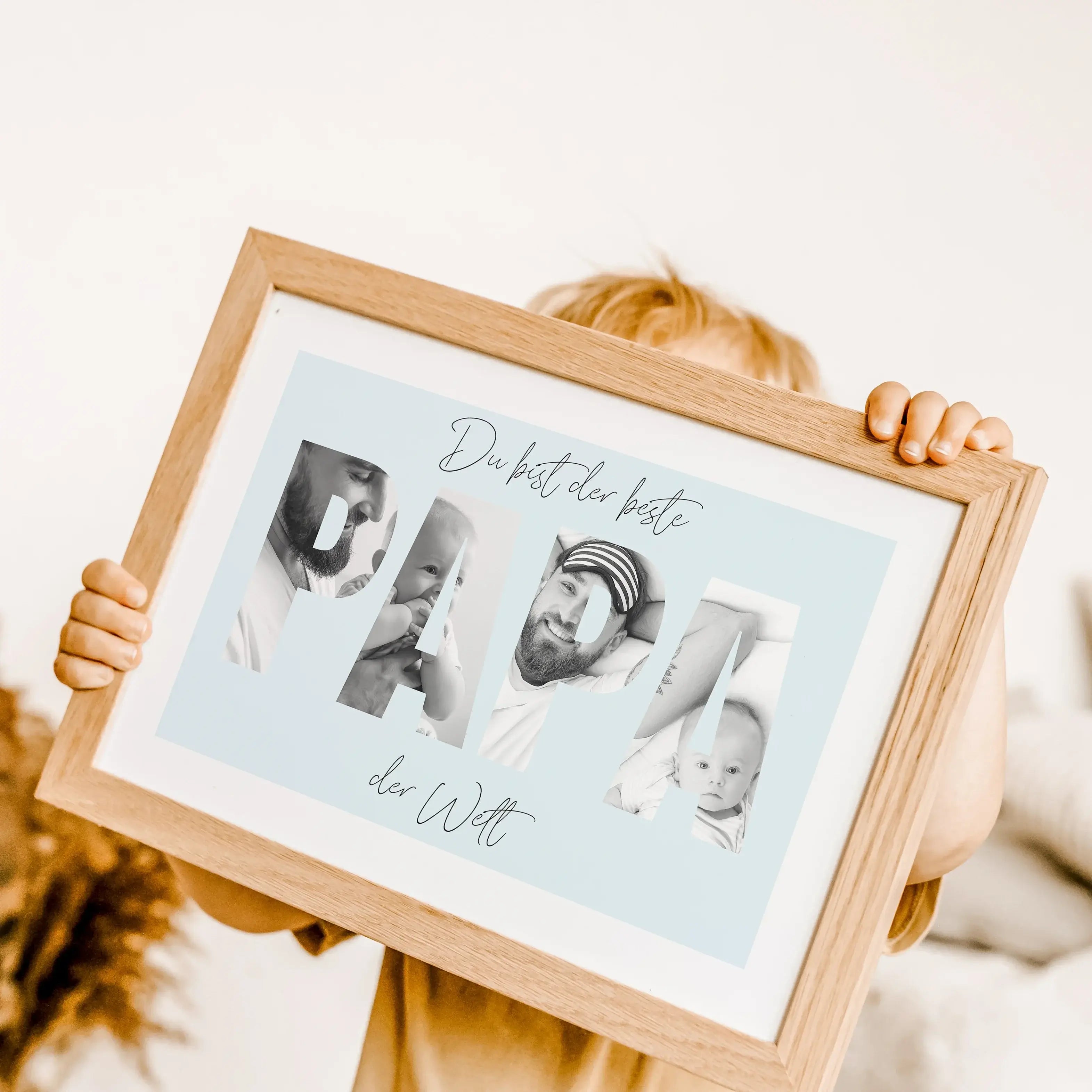 Bester Papa Poster-famprints-Personalisiertes Poster-Unser “Bester Papa Poster” ist das ideale Geschenk für den wichtigsten Mann in deinem Leben. Mit der Möglichkeit, persönliche Fotos hinter die Buchstaben "Papa" zu platzieren, wird dieses Poster zu eine