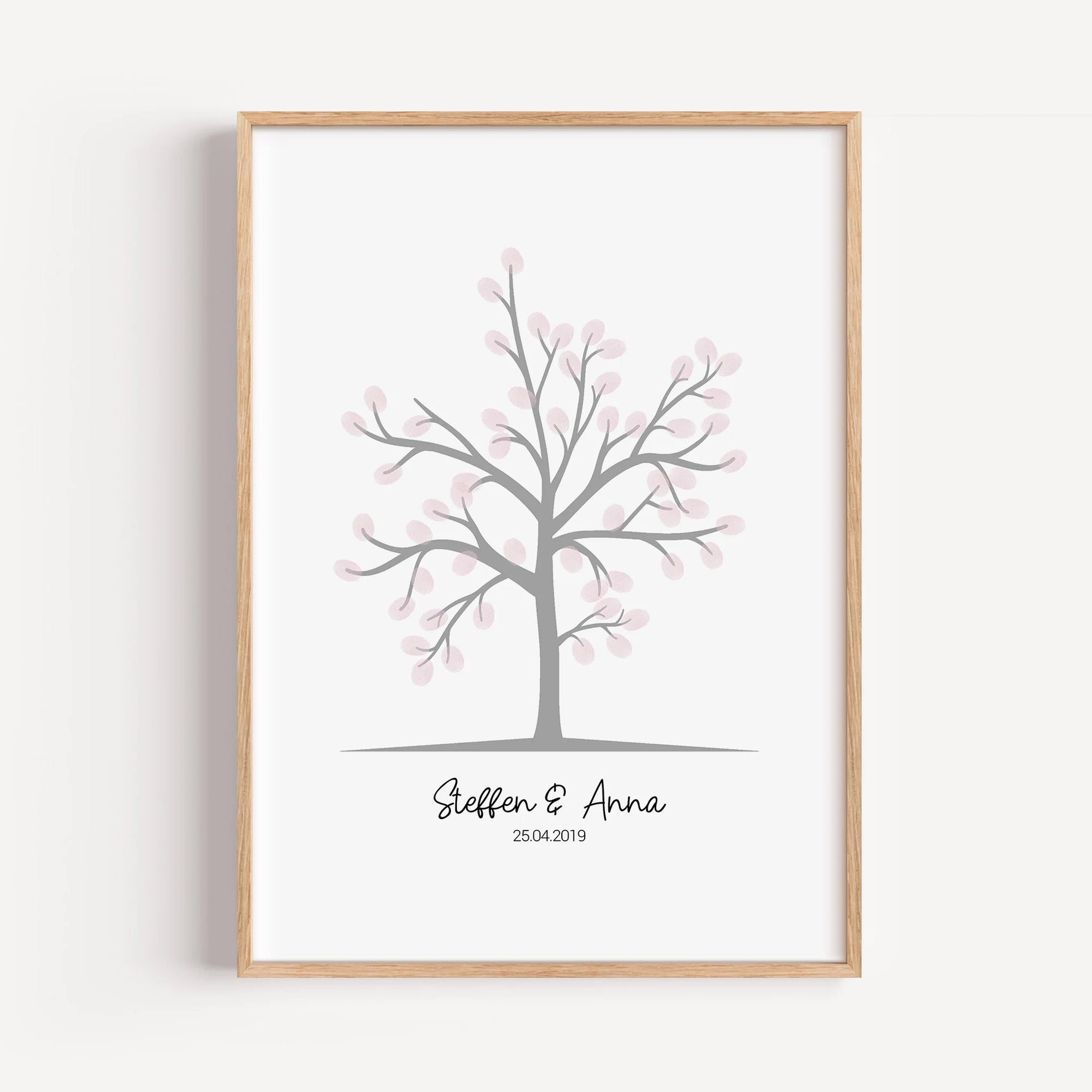 Fingerabdruck Bild 'Baum'-famprints-Personalisiertes Poster-Auf dem Fingerabdruck Bild 'Baum' findest du einen grauen Baum, der darauf wartet, mit Fingerabdrücken dekoriert zu werden. Unter dem Gästebaum kannst du das personalisierte Gästebuch mit deinem
