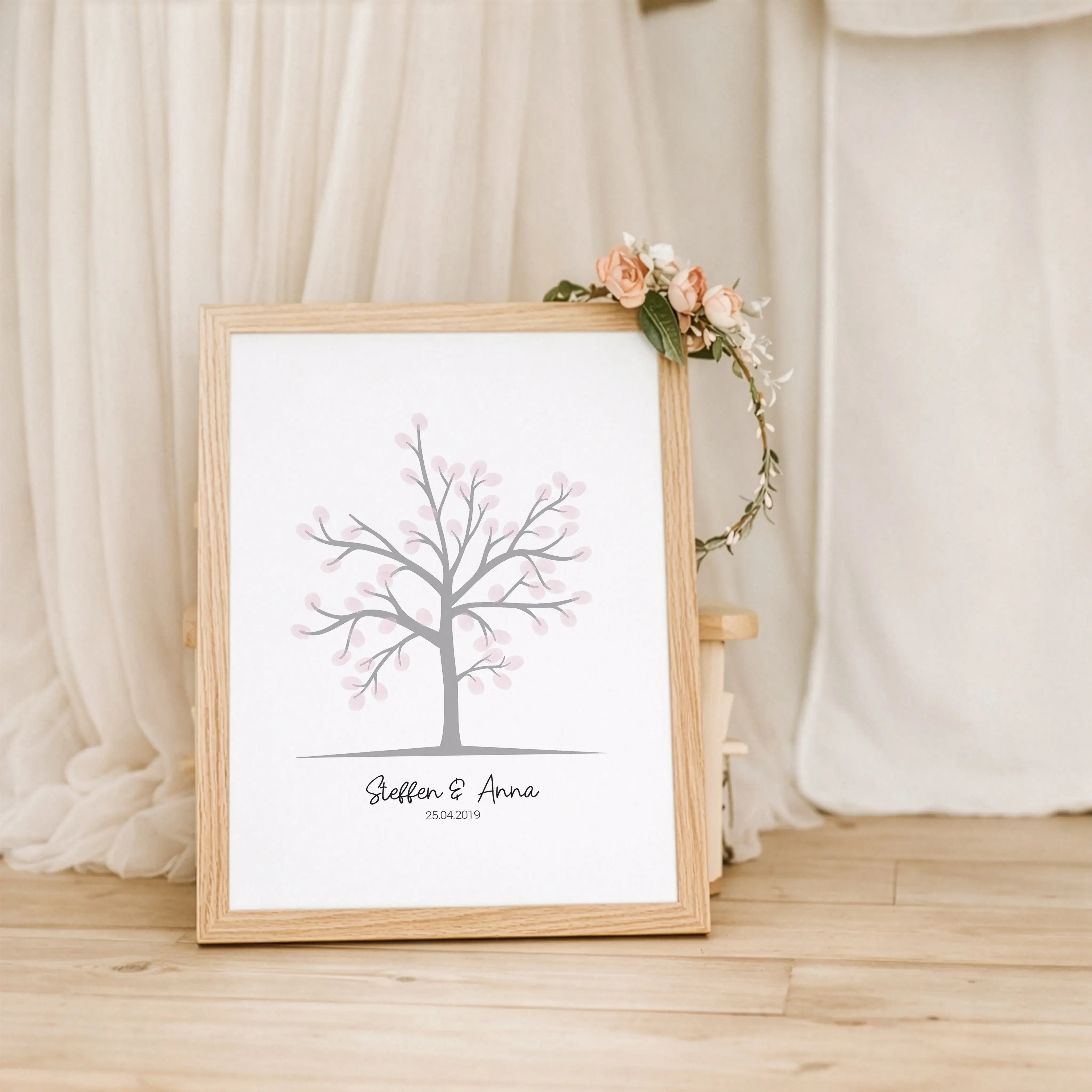 Fingerabdruck Bild Baum-Personalisiertes Poster-famprints-Das Fingerabdruck Bild Baum ist eine kreative Art, besondere Anlässe festzuhalten und Gäste aktiv einzubinden. Statt eines klassischen Gästebuchs entsteht ein persönliches Kunstwerk, das sich im La