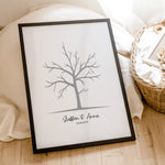 Fingerabdruck Bild 'Baum'-famprints-Personalisiertes Poster-Auf dem Fingerabdruck Bild 'Baum' findest du einen grauen Baum, der darauf wartet, mit Fingerabdrücken dekoriert zu werden. Unter dem Gästebaum kannst du das personalisierte Gästebuch mit deinem