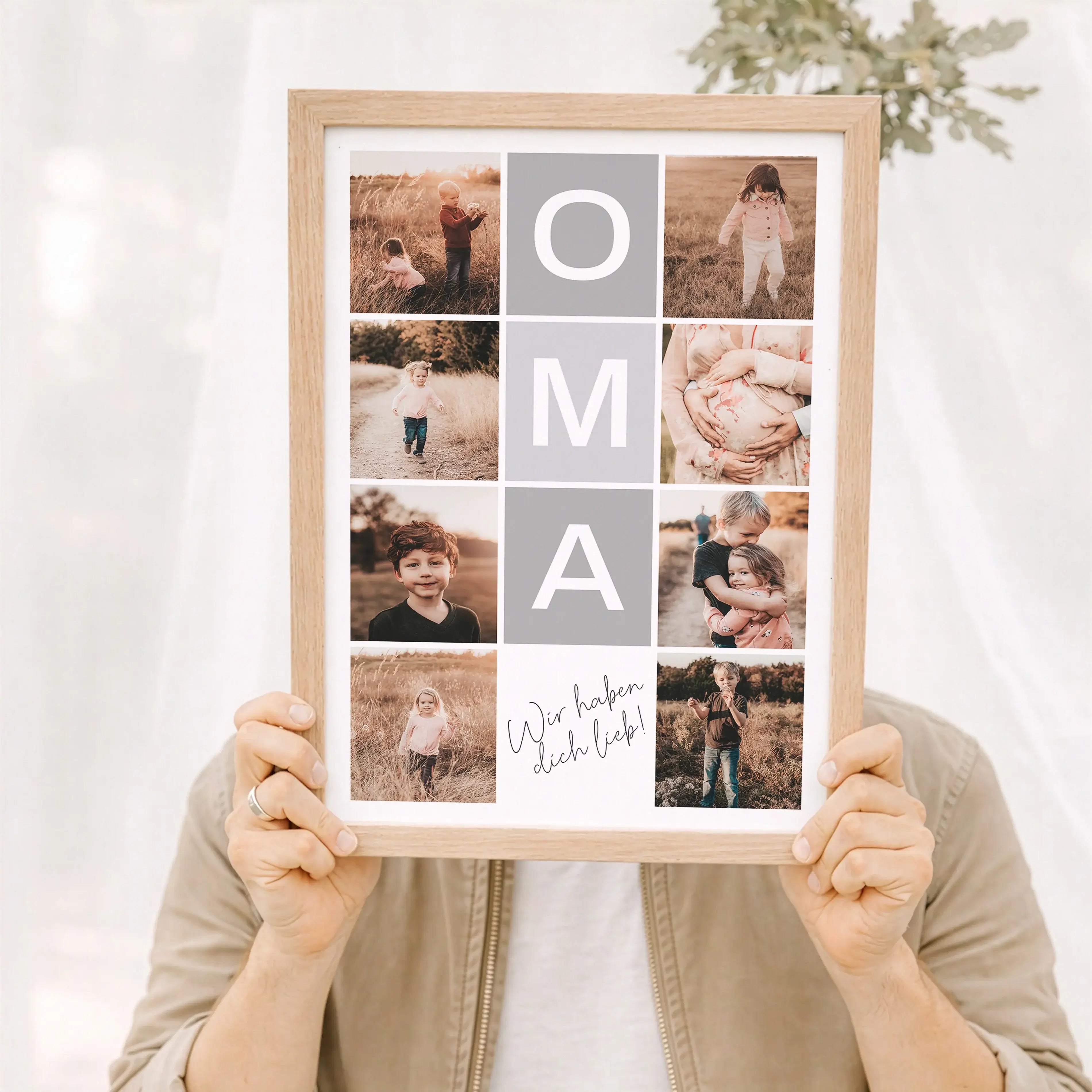 Fotocollage Oma Poster-Personalisiertes Poster-famprints-Mit einem Fotocollage Oma Poster von famprints schenkst du deiner Oma etwas wirklich Persönliches. Du gestaltest ein individuelles Poster mit euren schönsten Fotos und einem eigenen Text, der genau