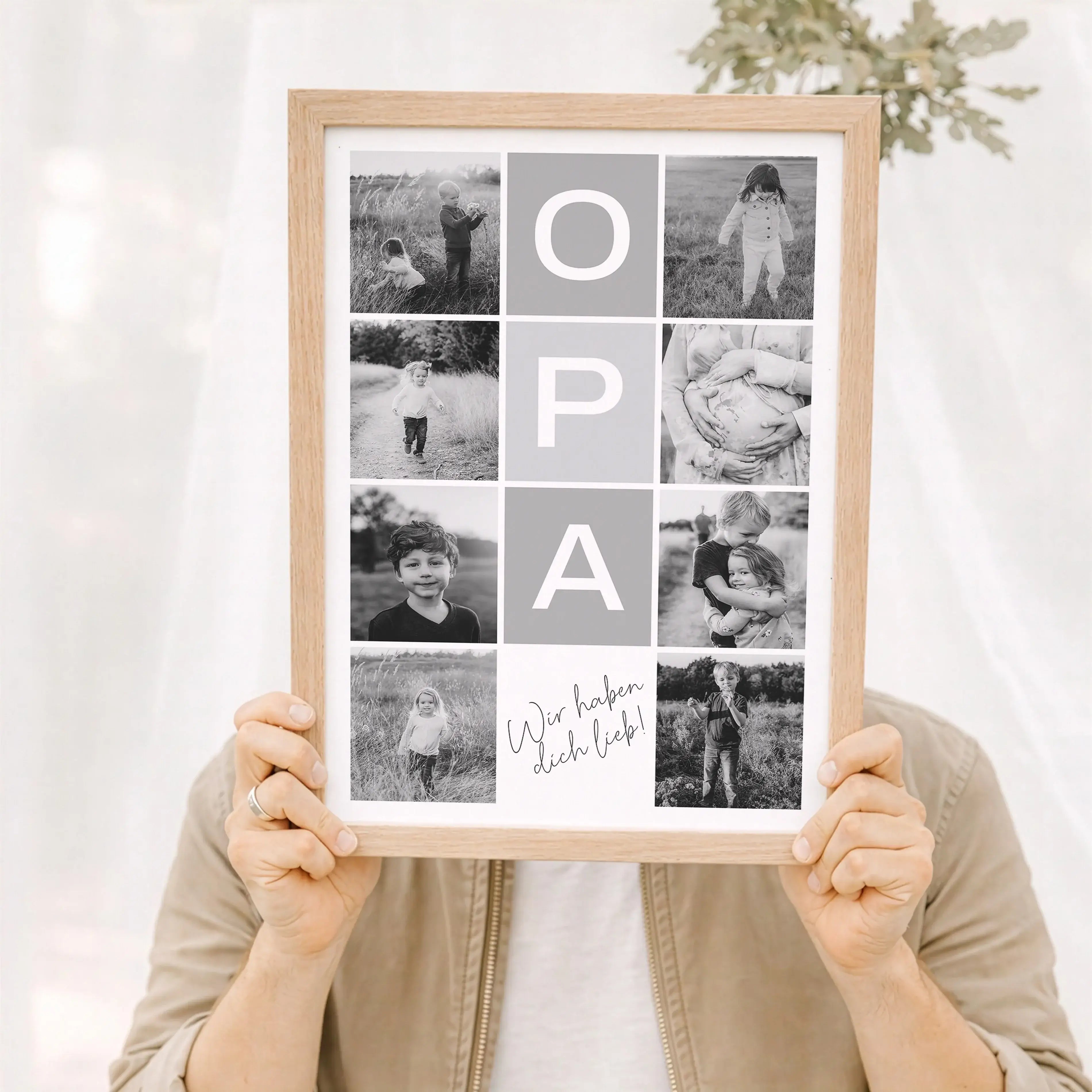 Fotocollage Opa Poster-Personalisiertes Poster-famprints-Die Fotocollage Opa Poster von famprints ist ein persönliches Geschenk für Großväter, das echte Erinnerungen sichtbar macht. Im Mittelpunkt steht das Wort Opa, modern gestaltet und umgeben von deine