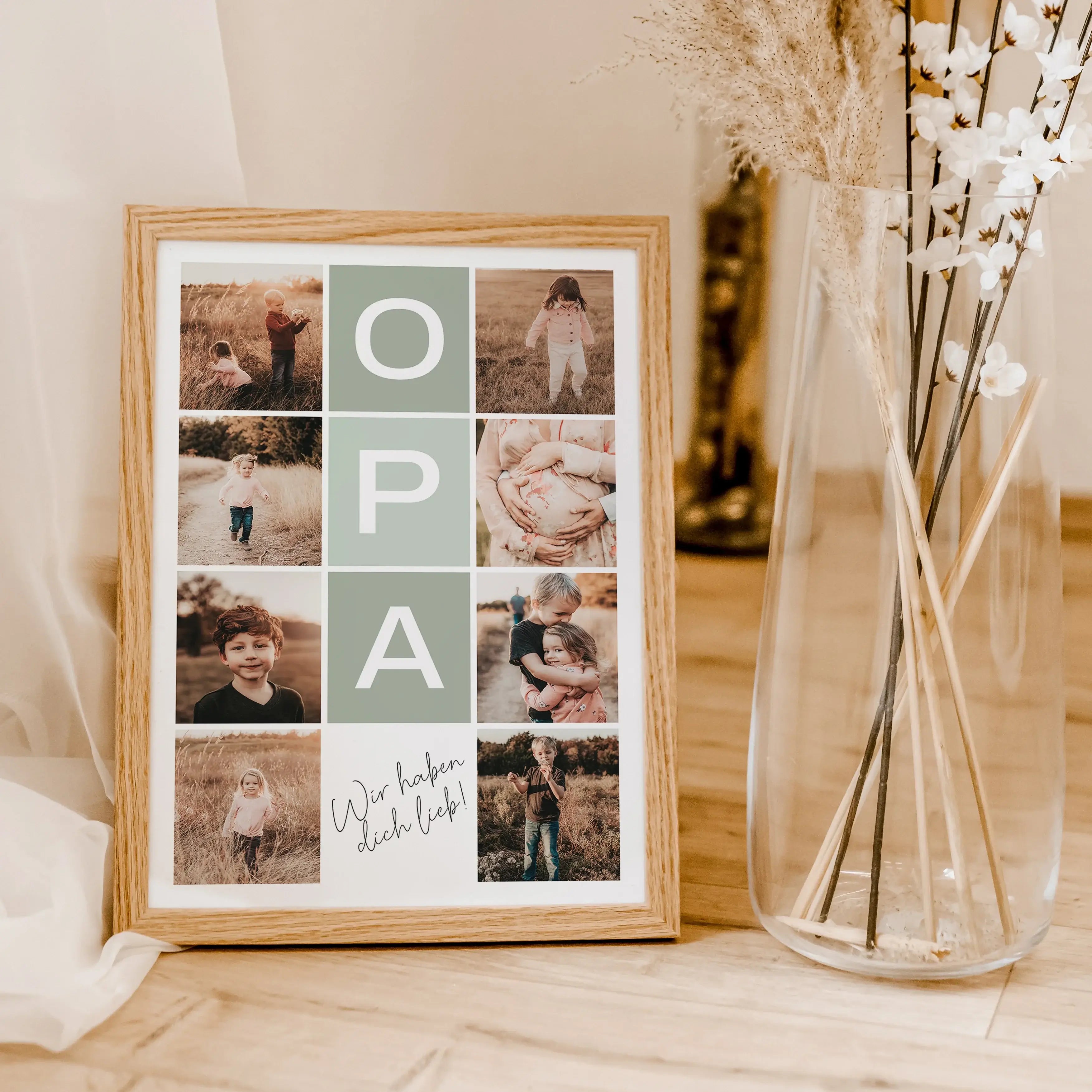 Fotocollage Opa Poster-famprints-Personalisiertes Poster-Auf der Fotocollage Opa findest du mittig, vertikal das Wort Opa, jeweils ein Buchstabe in einem farblichen Quadrat und darunter den personalisierbaren Schriftzug 'Wir haben dich lieb!'. Gesamt kann