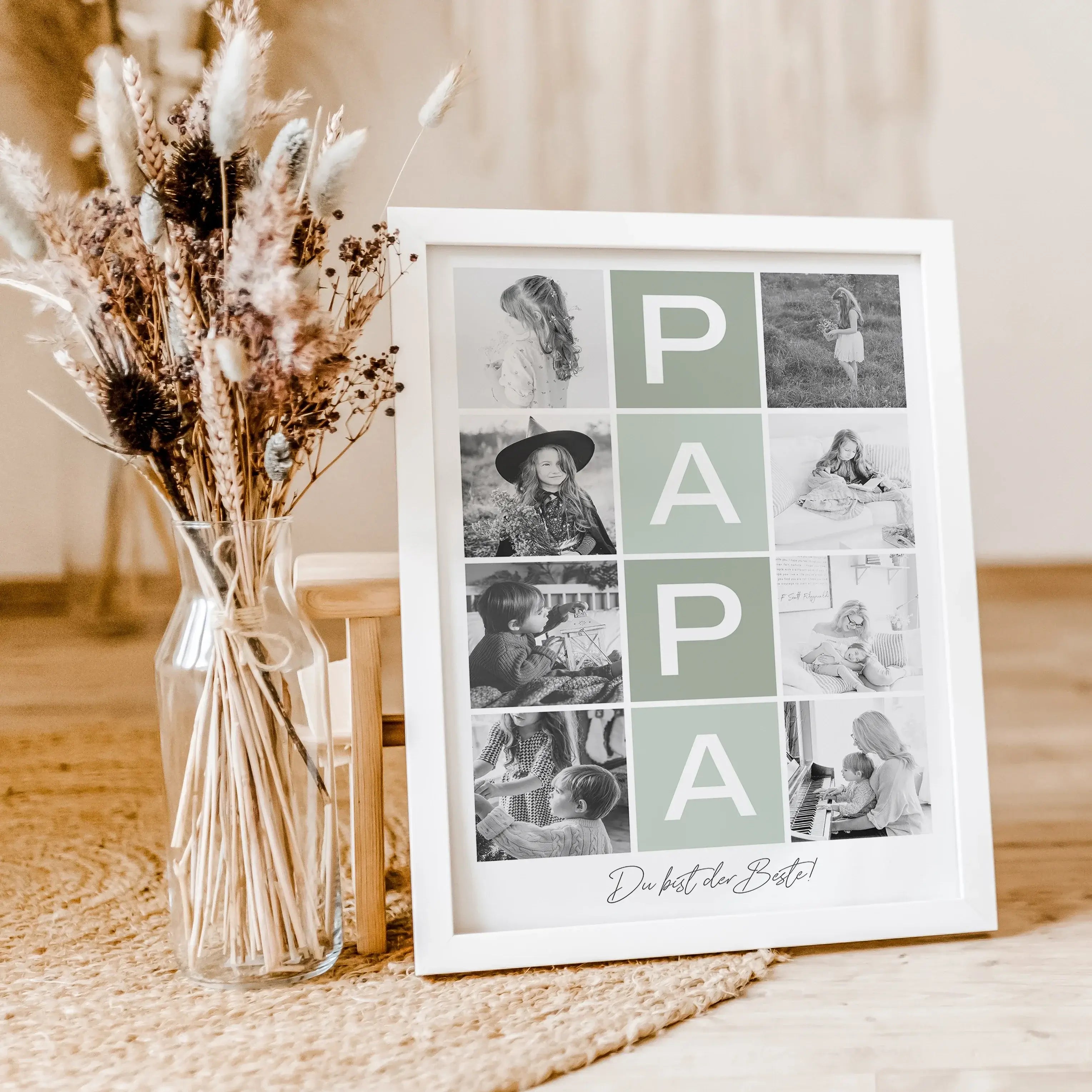 Fotocollage Papa Poster-famprints-Personalisiertes Poster-Auf der Fotocollage Papa findest du mittig, vertikal das Wort Papa, jeweils ein Buchstabe in einem farblichen Quadrat und darunter den personalisierbaren Schriftzug 'Du bist der Beste!'. Gesamt kan