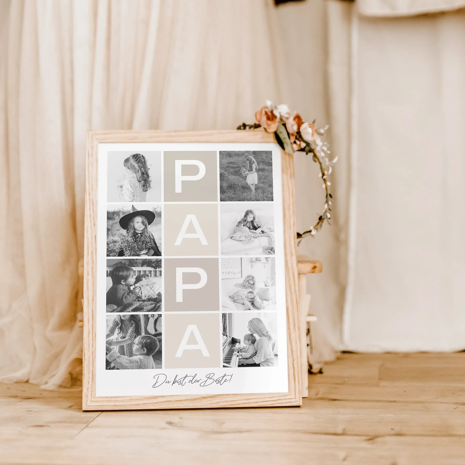 Fotocollage Papa Poster-famprints-Personalisiertes Poster-Auf der Fotocollage Papa findest du mittig, vertikal das Wort Papa, jeweils ein Buchstabe in einem farblichen Quadrat und darunter den personalisierbaren Schriftzug 'Du bist der Beste!'. Gesamt kan