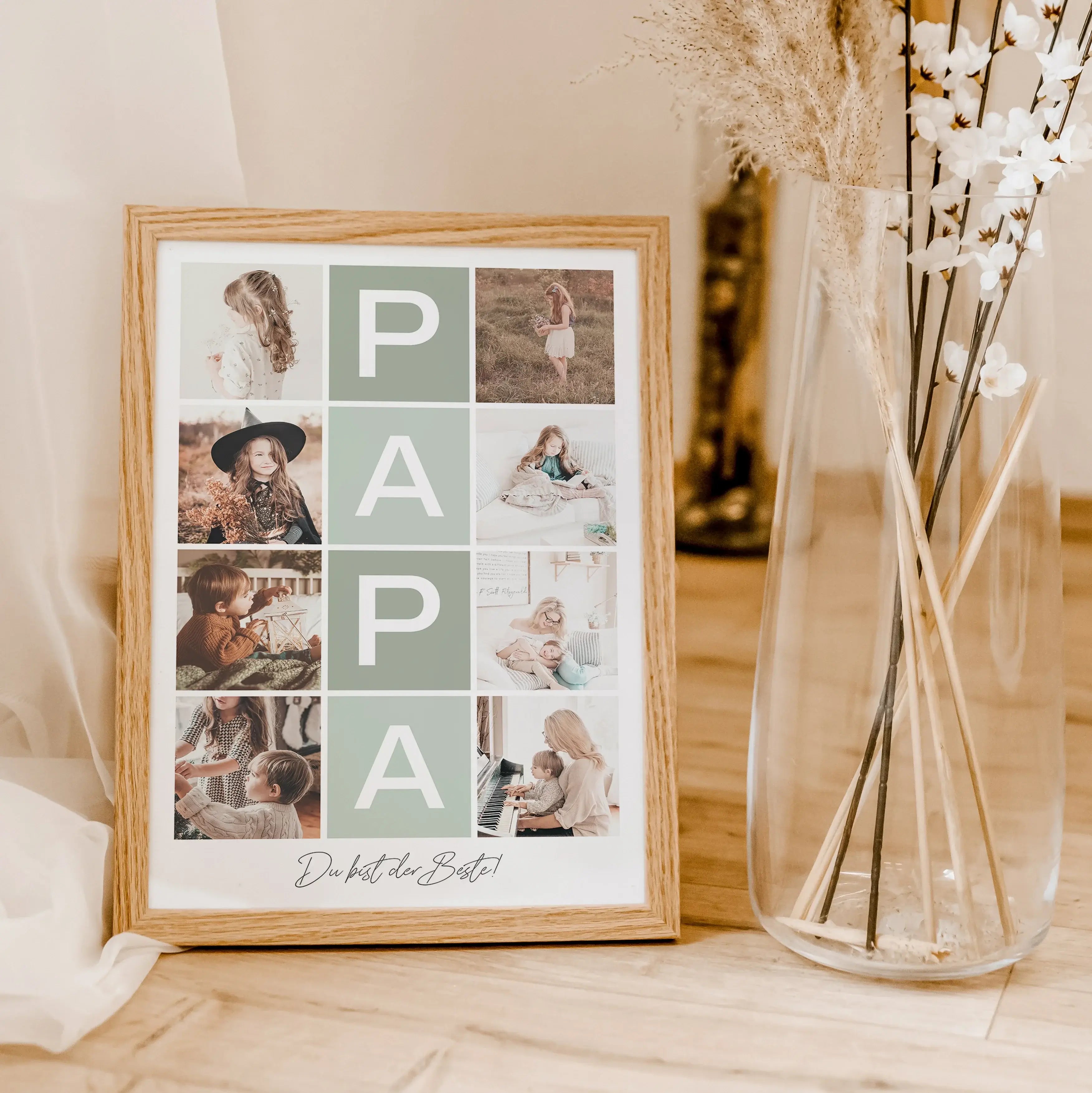 Fotocollage Papa Poster-famprints-Personalisiertes Poster-Auf der Fotocollage Papa findest du mittig, vertikal das Wort Papa, jeweils ein Buchstabe in einem farblichen Quadrat und darunter den personalisierbaren Schriftzug 'Du bist der Beste!'. Gesamt kan