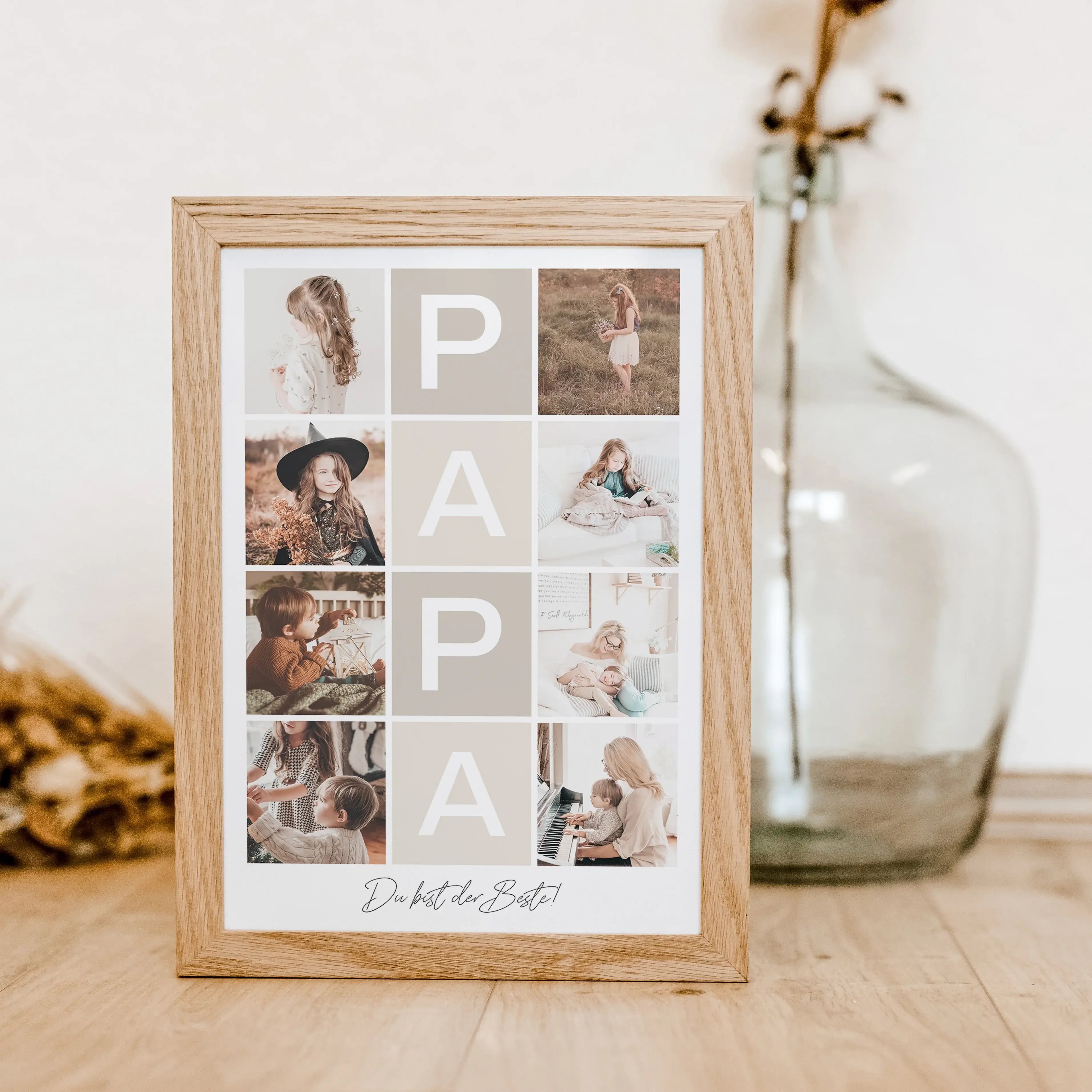 Fotocollage Papa Poster-famprints-Personalisiertes Poster-Auf der Fotocollage Papa findest du mittig, vertikal das Wort Papa, jeweils ein Buchstabe in einem farblichen Quadrat und darunter den personalisierbaren Schriftzug 'Du bist der Beste!'. Gesamt kan