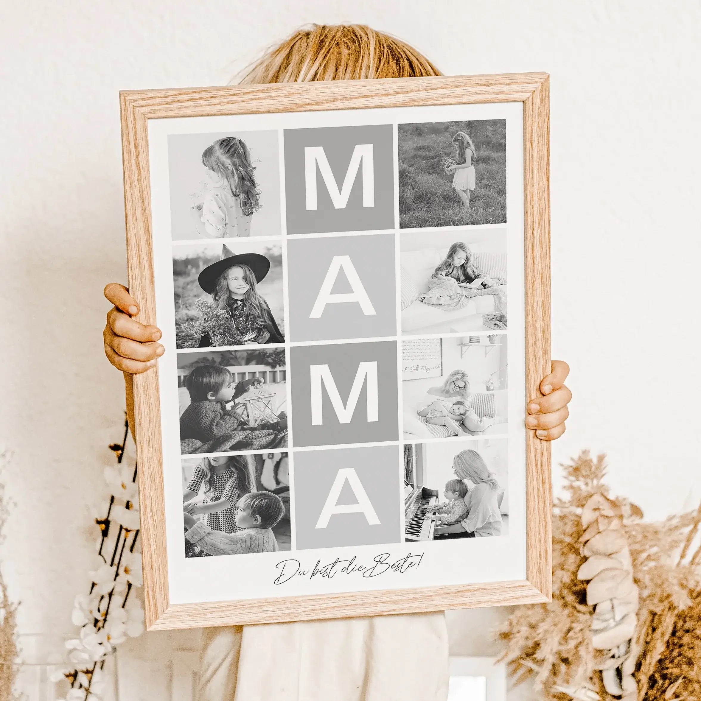 Fotocollage Mama Poster-famprints-Personalisiertes Poster-Auf der Fotocollage Mama findest du mittig, vertikal das Wort Mama, jeweils ein Buchstabe in einem farblichen Quadrat und darunter den personalisierbaren Schriftzug 'Du bist die Beste!'. Gesamt kan