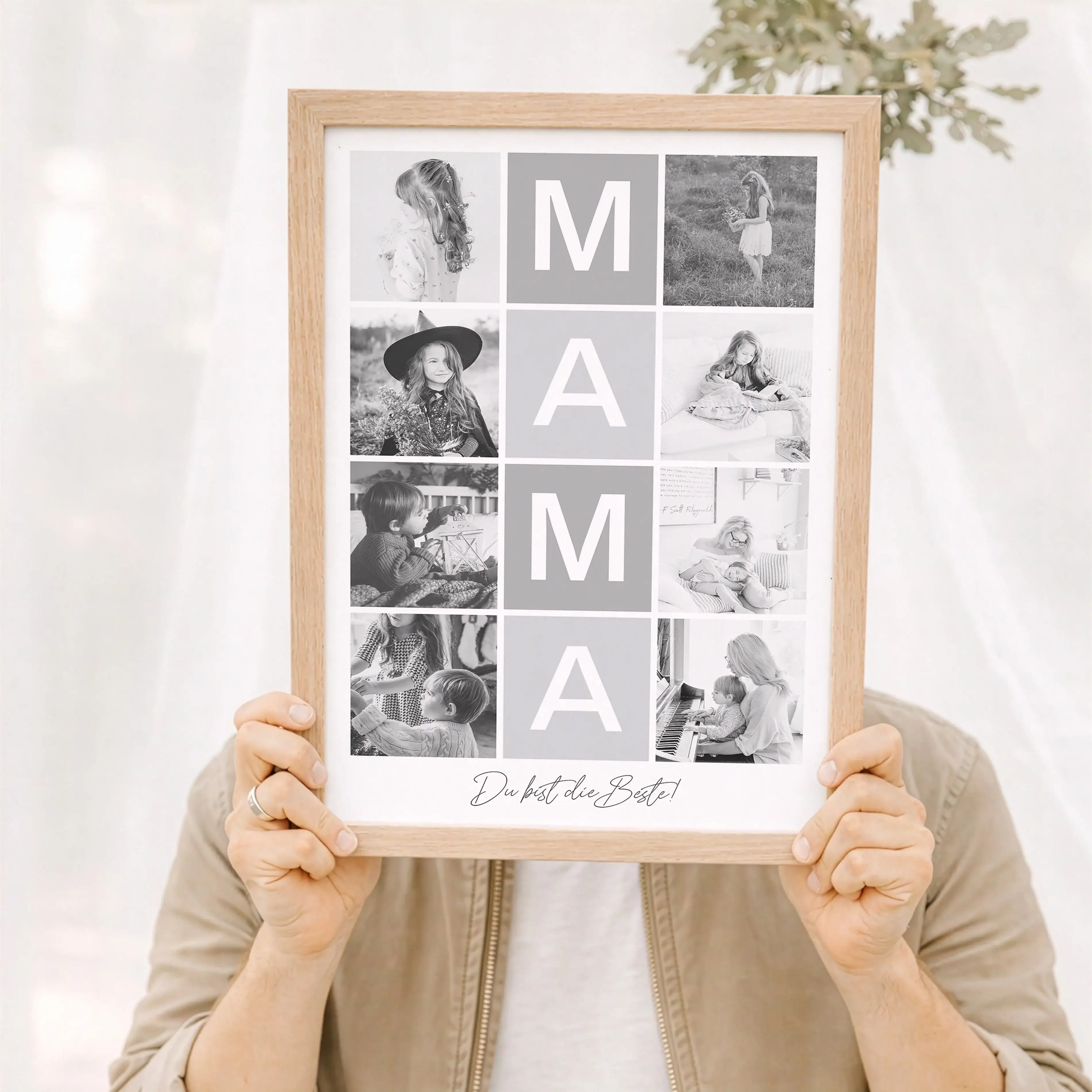 Fotocollage Mama Poster-Personalisiertes Poster-famprints-Mit dem Fotocollage Mama Poster gestaltest du ein persönliches Geschenk, das eure gemeinsamen Momente sichtbar macht. Im Mittelpunkt steht der Schriftzug Mama, ergänzt durch deine ausgewählten Foto
