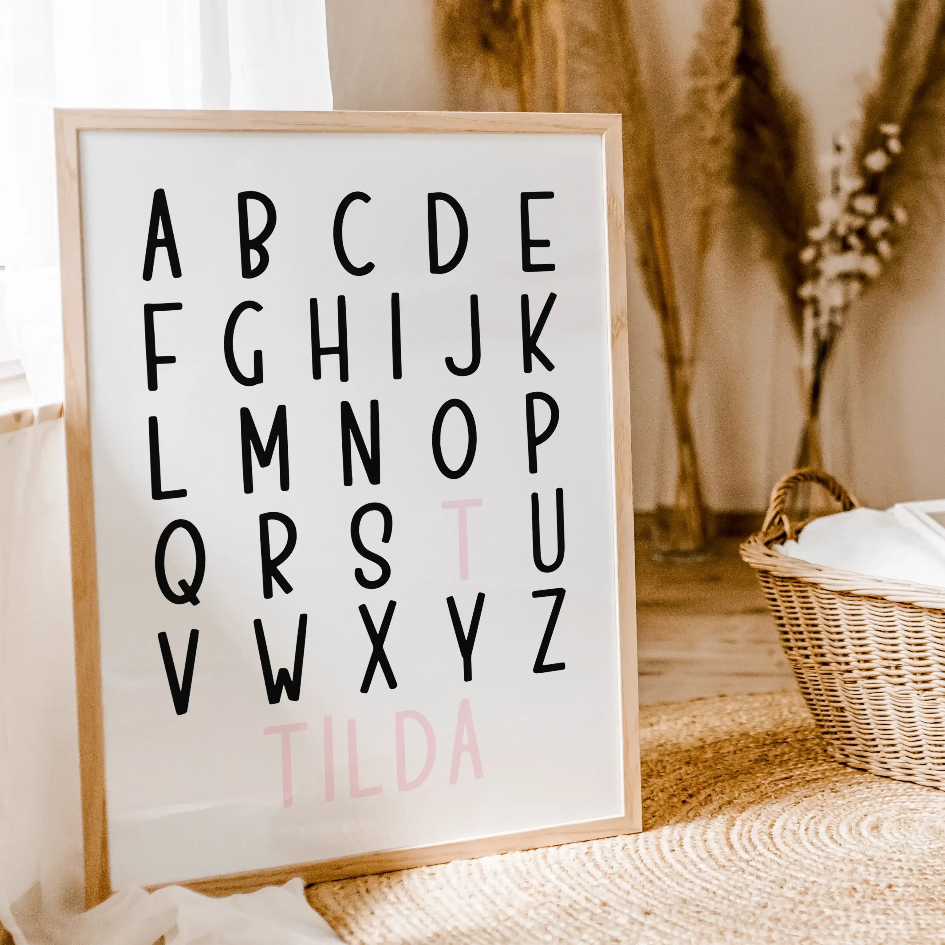 ABC Poster mit Namen-famprints-Personalisiertes Poster-Entdecke das ABC Poster mit Namen - die perfekte Ergänzung für jedes Kinderzimmer! Personalisierbar mit dem Namen deines Kindes wird dieses Poster zu einem einzigartigen Blickfang. Gestalte es einfach