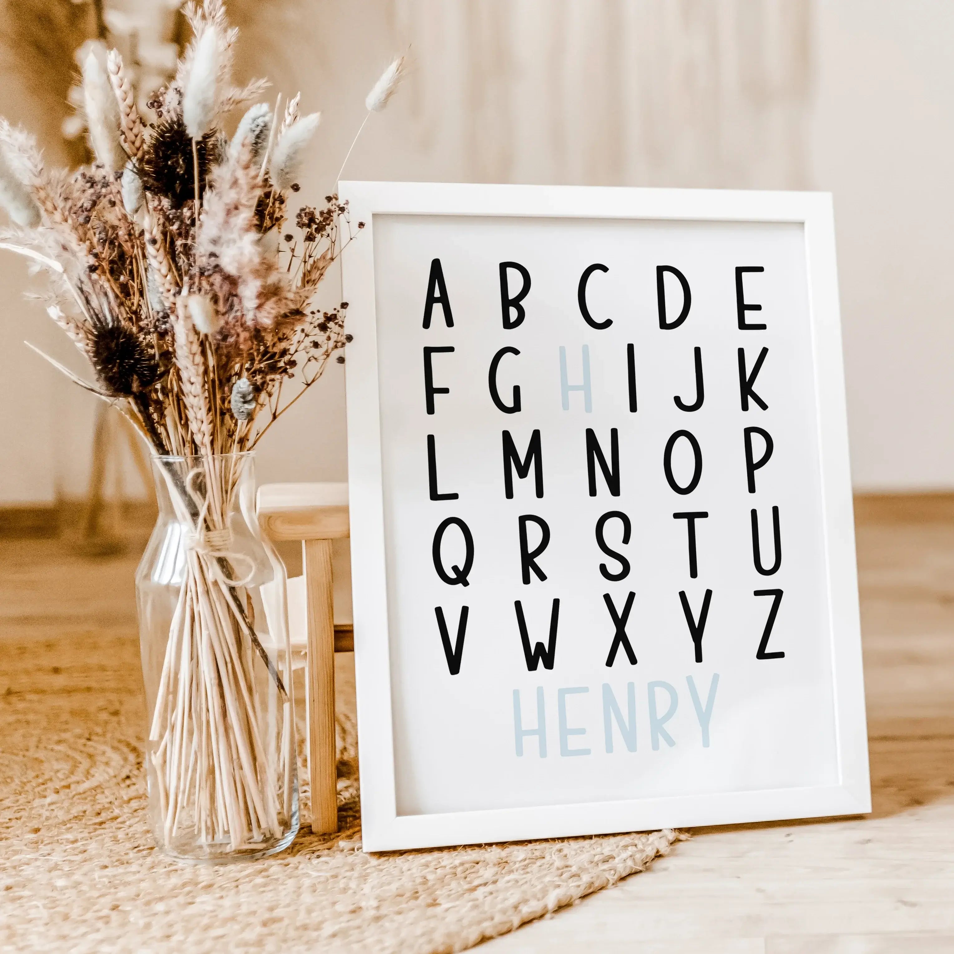 ABC Poster mit Namen-famprints-Personalisiertes Poster-Entdecke das ABC Poster mit Namen - die perfekte Ergänzung für jedes Kinderzimmer! Personalisierbar mit dem Namen deines Kindes wird dieses Poster zu einem einzigartigen Blickfang. Gestalte es einfach