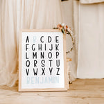 ABC Poster mit Namen-famprints-Personalisiertes Poster-Entdecke das ABC Poster mit Namen - die perfekte Ergänzung für jedes Kinderzimmer! Personalisierbar mit dem Namen deines Kindes wird dieses Poster zu einem einzigartigen Blickfang. Gestalte es einfach
