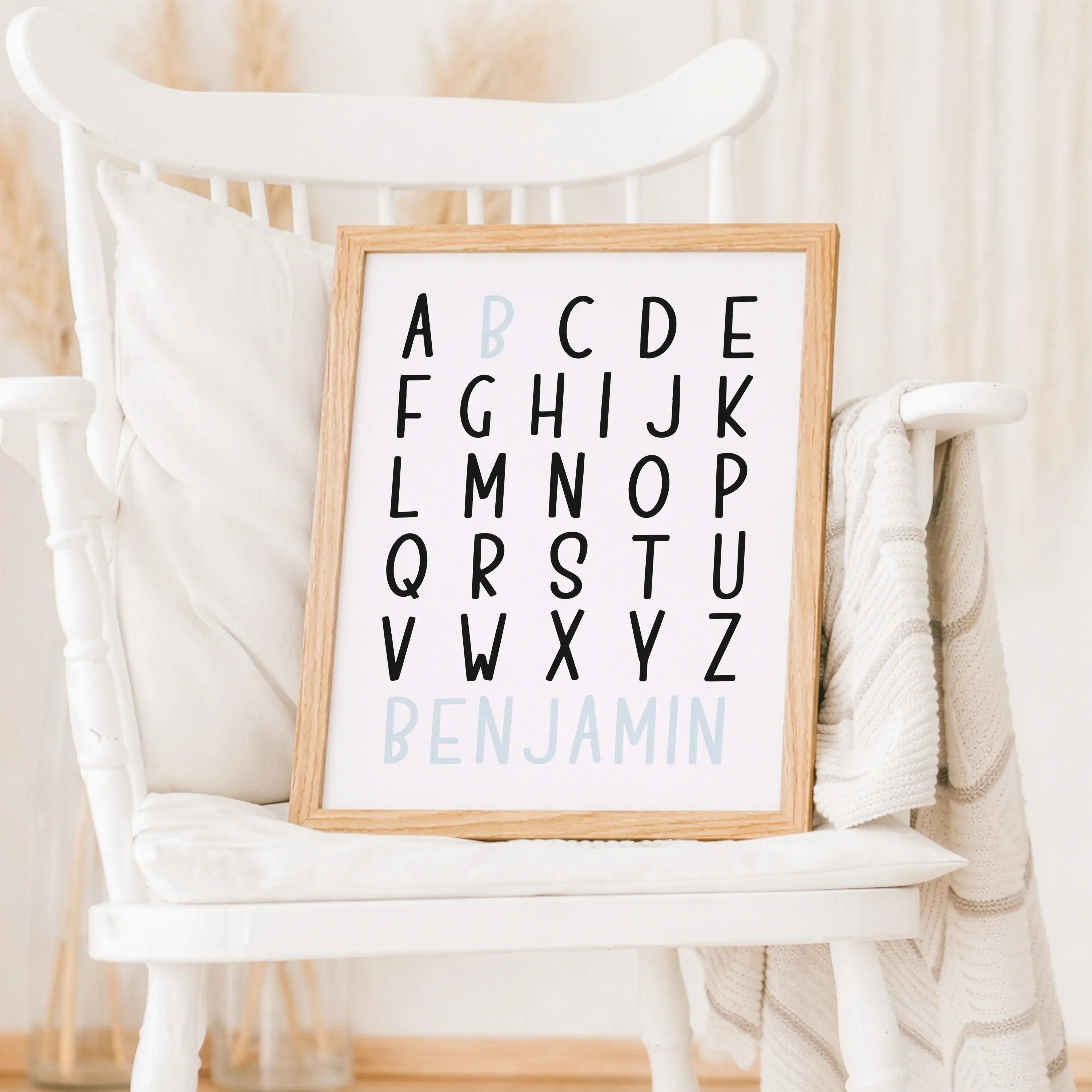 ABC Poster mit Namen-Personalisiertes Poster-famprints-Ein ABC Poster mit Namen ist mehr als nur Wanddeko – es begleitet dein Kind spielerisch beim Entdecken der Buchstaben und macht das Kinderzimmer persönlich. Durch die individuelle Gestaltung mit dem W