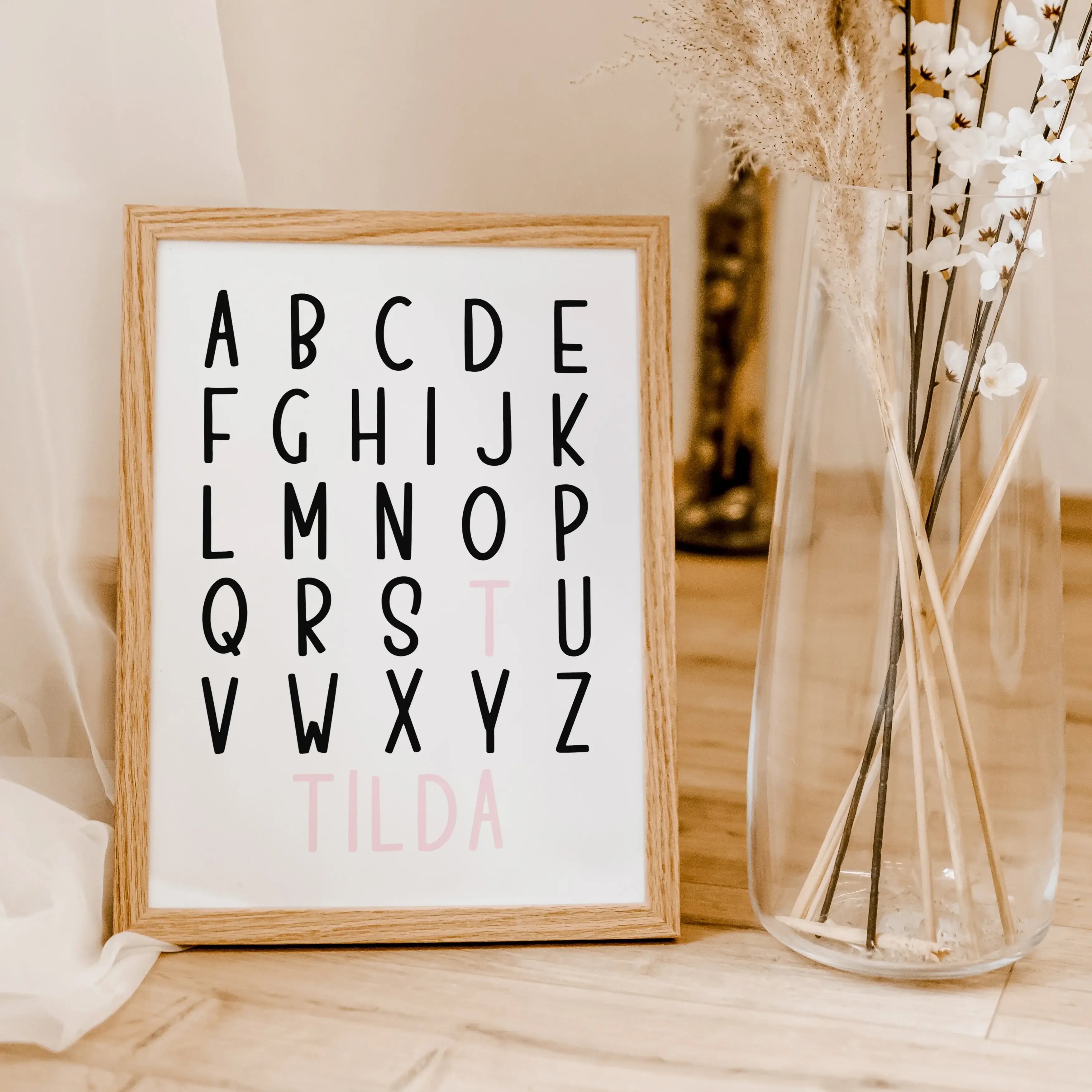 ABC Poster mit Namen-famprints-Personalisiertes Poster-Entdecke das ABC Poster mit Namen - die perfekte Ergänzung für jedes Kinderzimmer! Personalisierbar mit dem Namen deines Kindes wird dieses Poster zu einem einzigartigen Blickfang. Gestalte es einfach