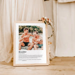 Bruder Definition Poster mit Foto-Personalisiertes Poster-famprints-Suchst du ein einzigartiges Geschenk für deinen Bruder? Unser Bruder Definition Poster mit Foto ist genau das Richtige! Dieses liebevoll gestaltete Poster zeigt auf besondere Weise, wie d