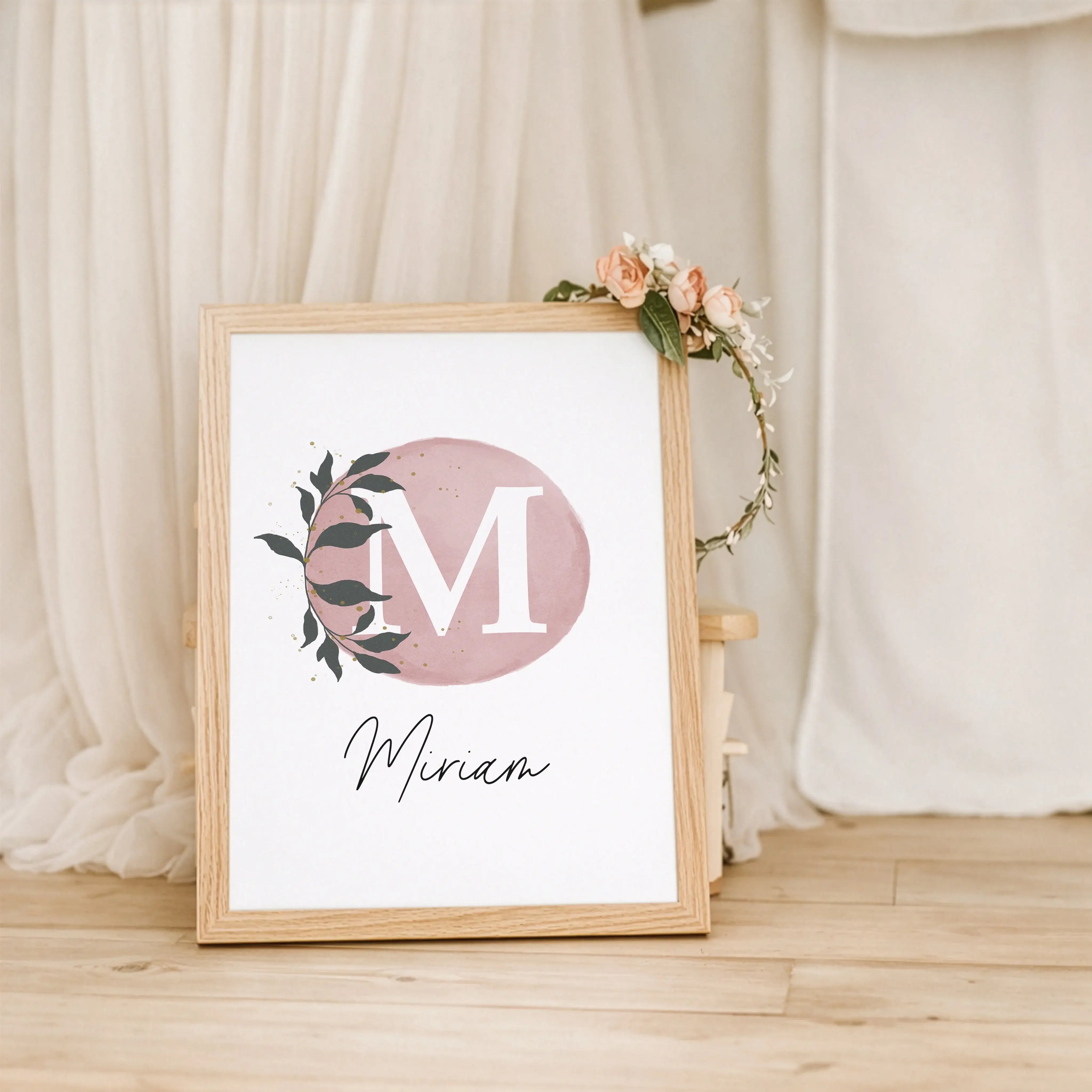 Buchstaben Poster Wasserfarbe-Personalisiertes Poster-famprints-Mit dem Buchstaben Poster Wasserfarbe von famprints gestaltest du einen ganz persönlichen Blickfang für Kinderzimmer, Spielbereich oder als liebevolles Geschenk zur Geburt. Der sanfte Aquarel