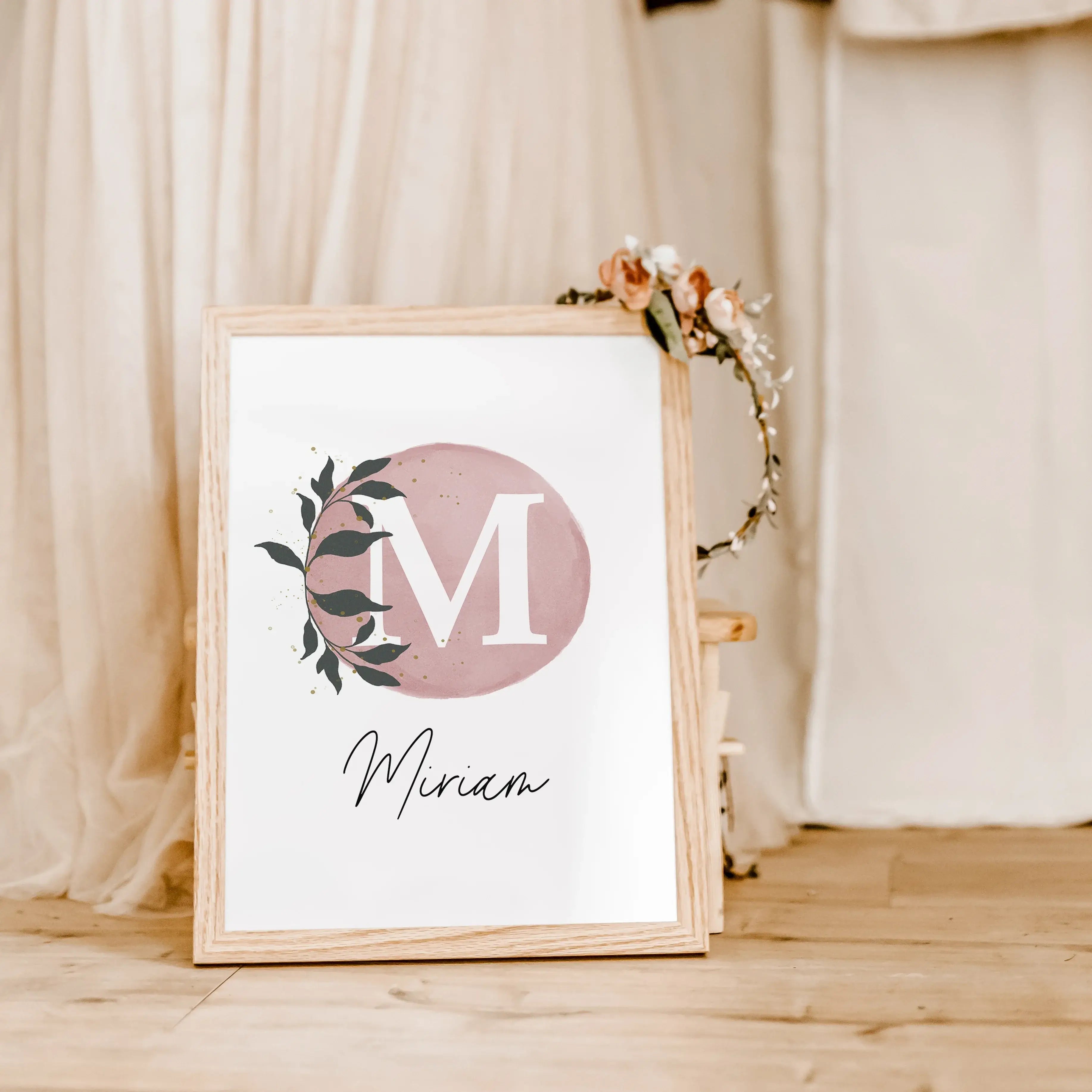 Buchstaben Poster Wasserfarbe-famprints-Personalisiertes Poster-Mache dein Kinderzimmer zu einer Kunstgalerie mit unserem wunderschönen Buchstaben Poster Wasserfarbe! Personalisiere es mit dem Anfangsbuchstaben und dem Namen deines Kindes für eine individ