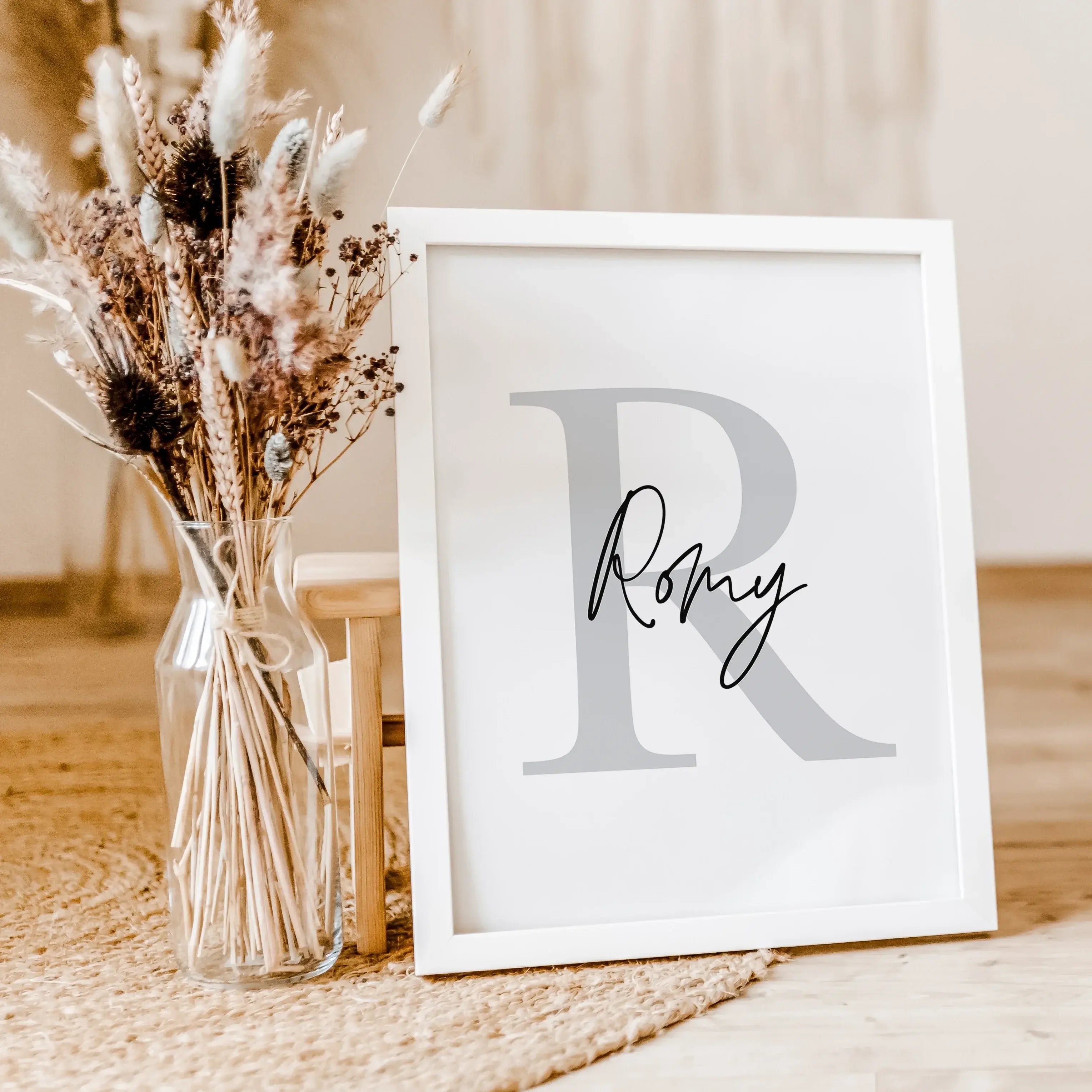 Buchstaben Poster mit Namen-famprints-Personalisiertes Poster-Unser Buchstaben Poster mit Namen ist das perfekte Geschenk für Kinder! Personalisiere das Poster mit dem Namen deines Kindes und wähle aus zwei schönen Farben für den Buchstaben. Das Poster is