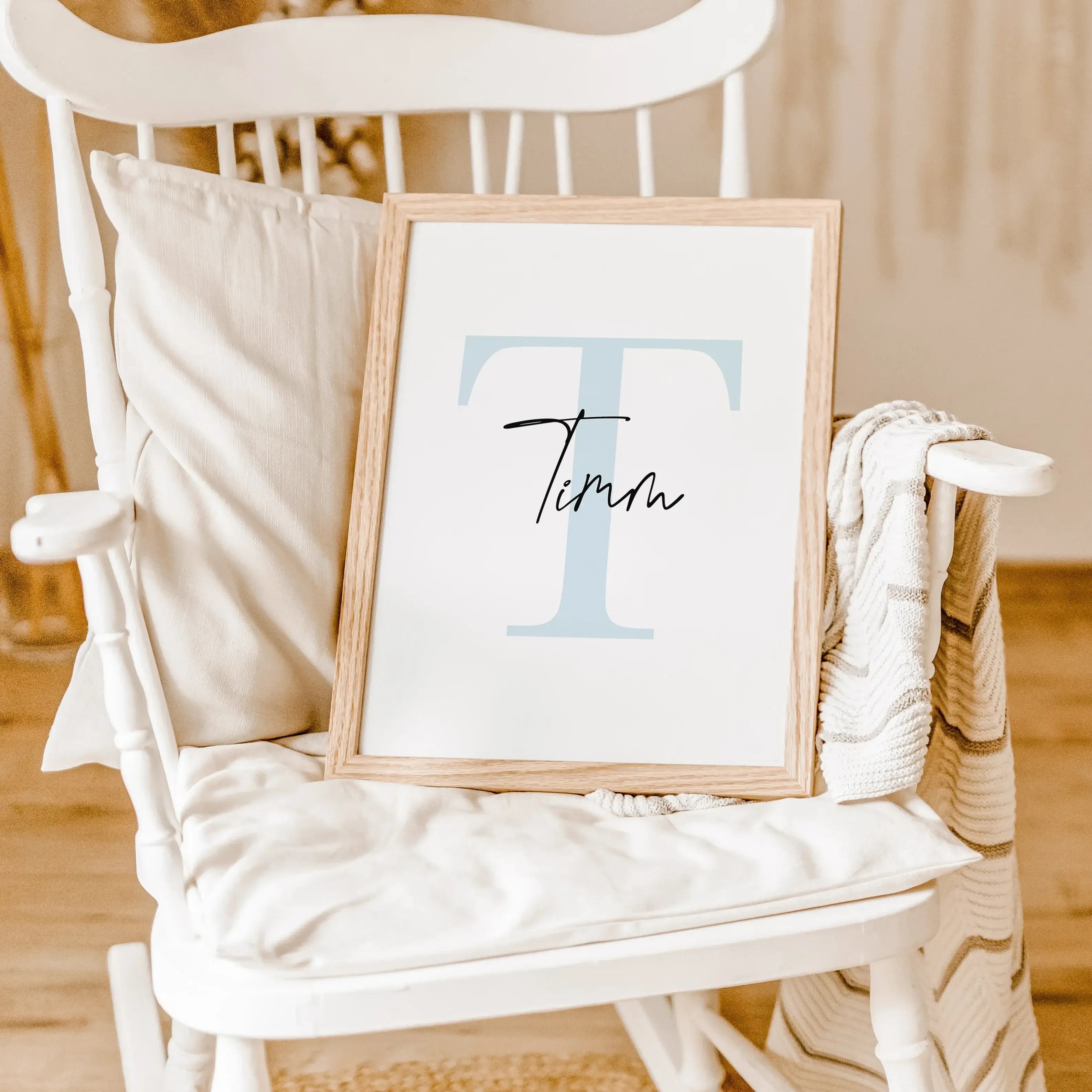 Buchstaben Poster mit Namen-famprints-Personalisiertes Poster-Unser Buchstaben Poster mit Namen ist das perfekte Geschenk für Kinder! Personalisiere das Poster mit dem Namen deines Kindes und wähle aus zwei schönen Farben für den Buchstaben. Das Poster is