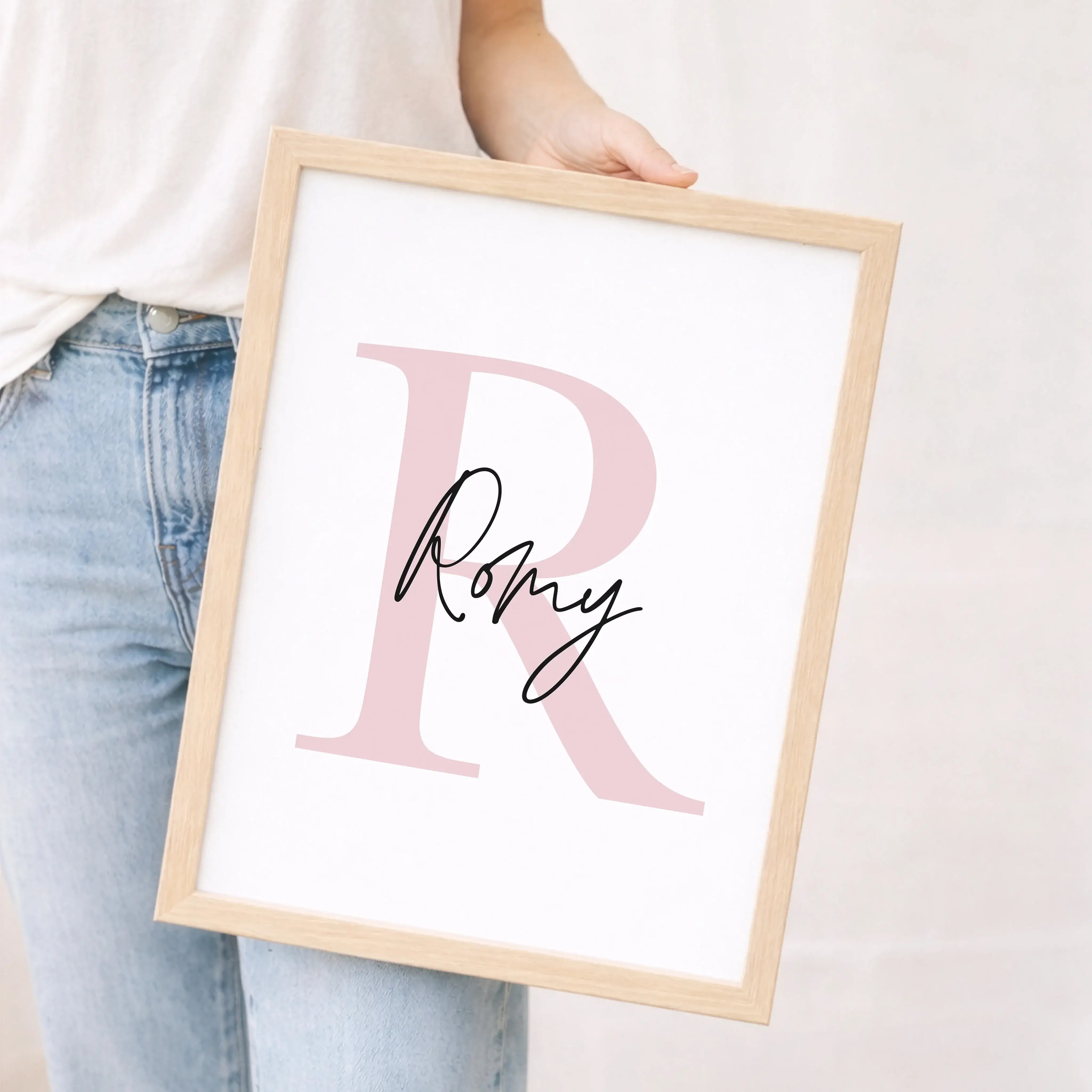 Buchstaben Poster mit Namen-Personalisiertes Poster-famprints-Ein Buchstaben Poster mit Namen ist mehr als Wanddeko – es macht aus einem einfachen Buchstaben ein persönliches Highlight. Bei famprints gestaltest du ein individuelles Namensposter, das perfe