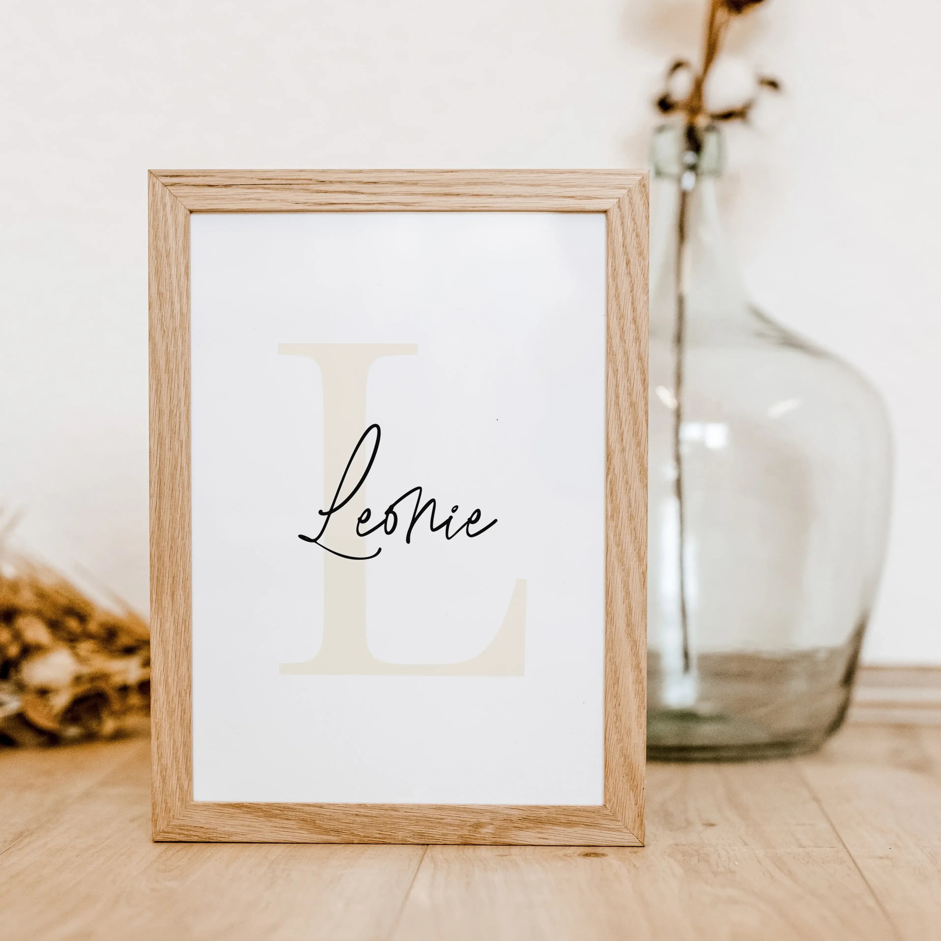 Buchstaben Poster mit Namen-famprints-Personalisiertes Poster-Unser Buchstaben Poster mit Namen ist das perfekte Geschenk für Kinder! Personalisiere das Poster mit dem Namen deines Kindes und wähle aus zwei schönen Farben für den Buchstaben. Das Poster is