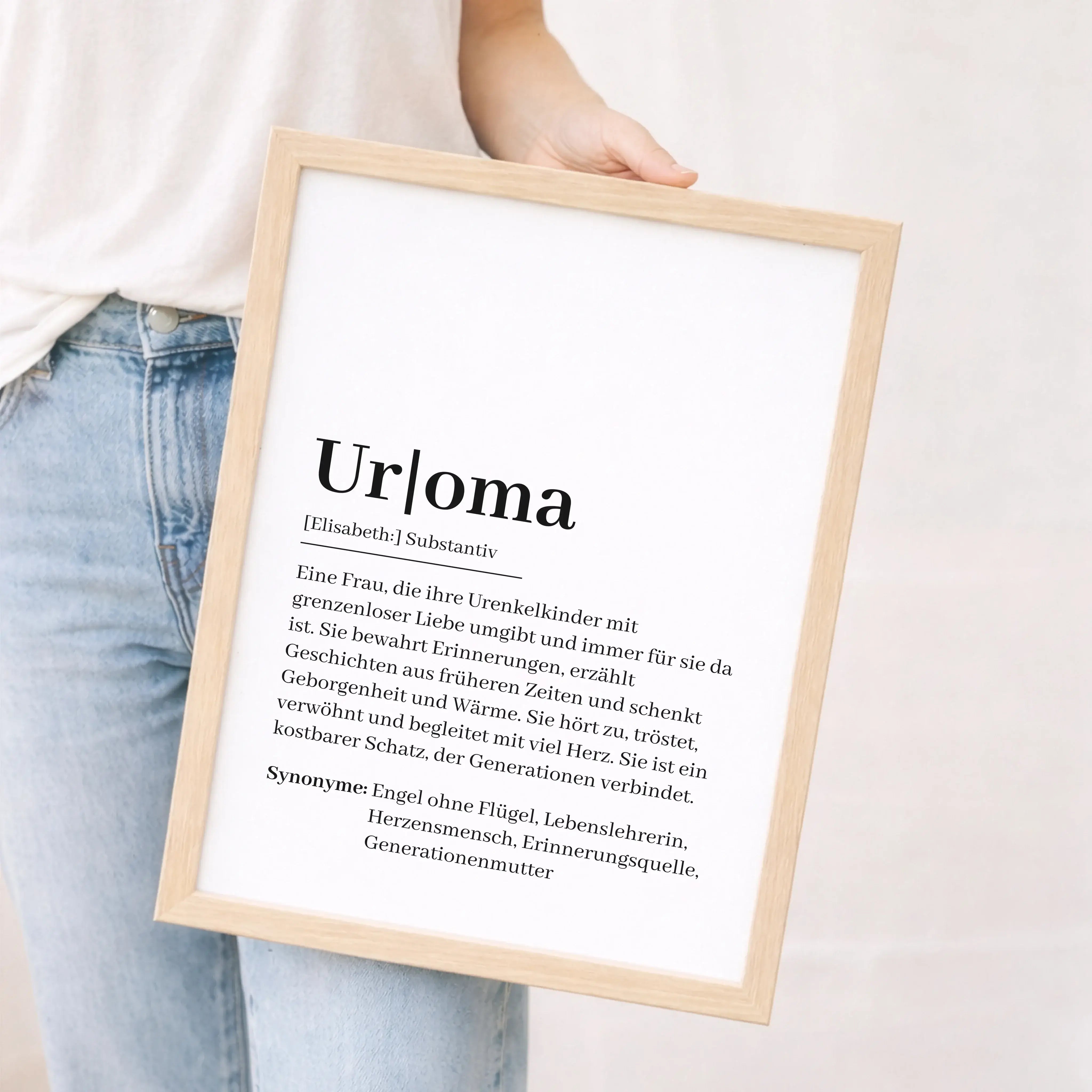 Uroma Definition Poster-Personalisiertes Poster-famprints-Das Uroma Definition Poster ist eine liebevolle Art, Wertschätzung sichtbar zu machen. Es beschreibt mit warmen Worten, was eine Uroma für ihre Familie bedeutet, und wird so zu einem persönlichen G