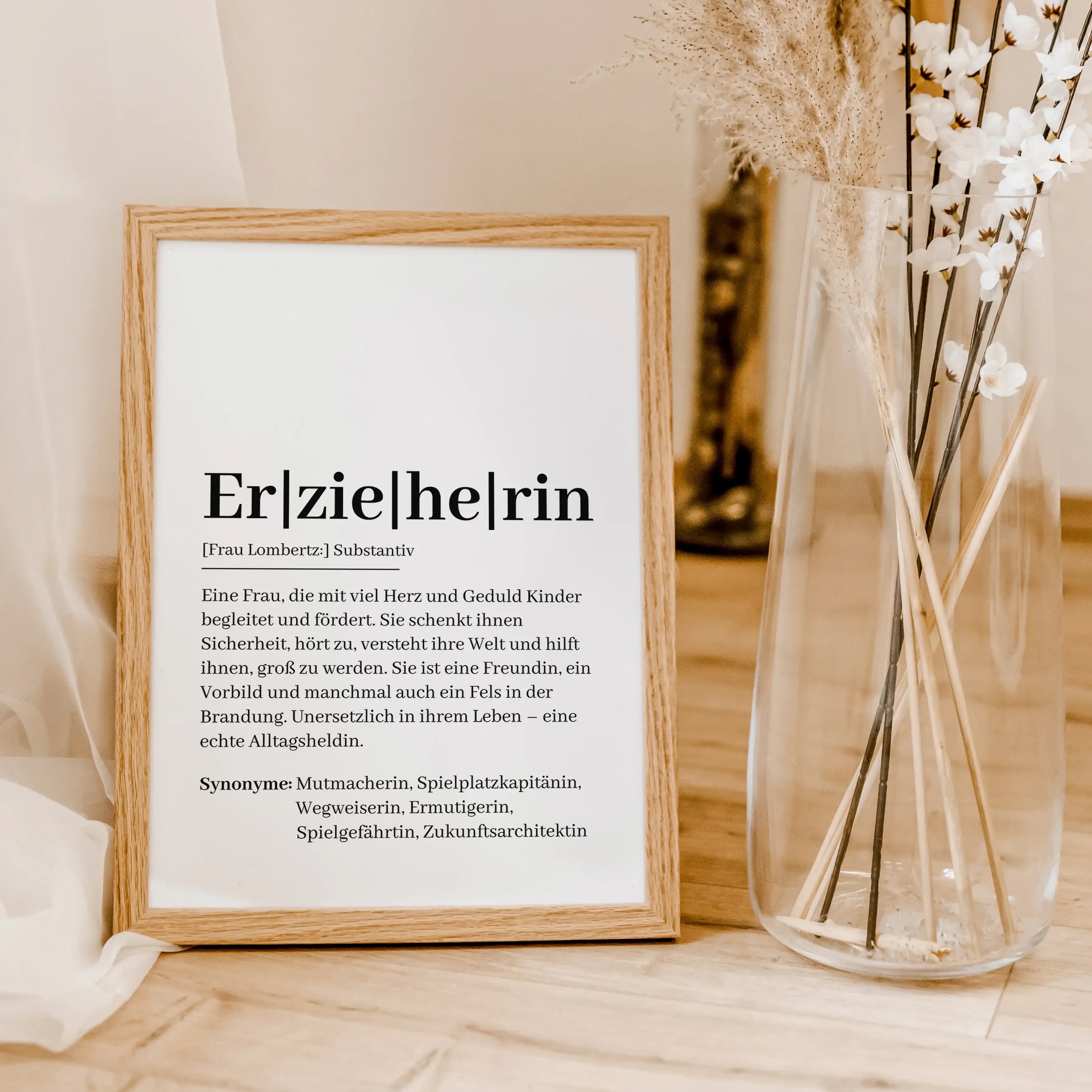 Erzieherin Definition Poster-Personalisiertes Poster-famprints-Suchst du ein besonderes Geschenk für deine Erzieherin? Unser Erzieherin Definition Poster ist genau das Richtige! Dieses liebevoll gestaltete Poster zeigt auf einzigartige Weise, wie wertvoll