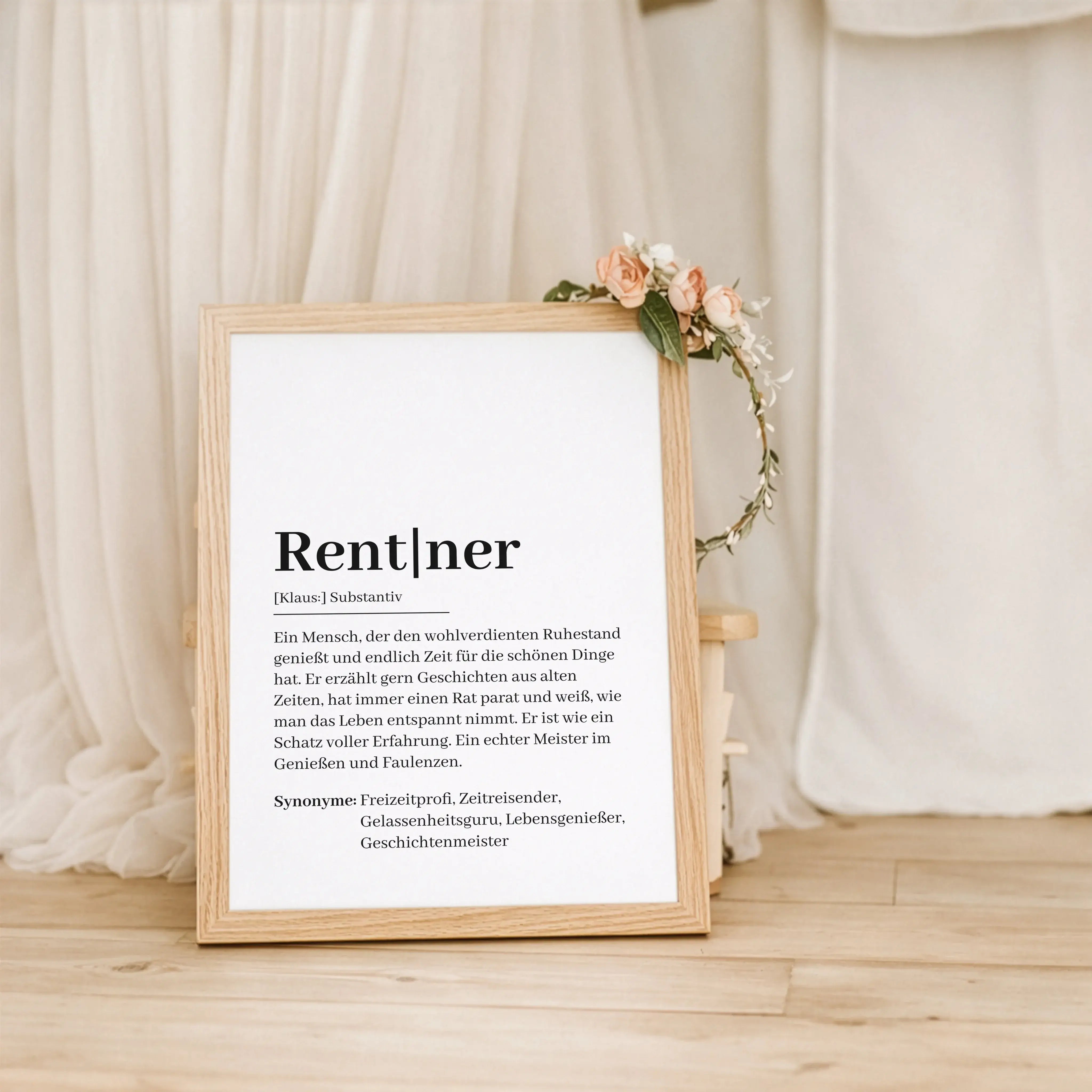 Rentner Definition Poster-Personalisiertes Poster-famprints-Das Rentner Definition Poster ist ein liebevoll gestaltetes Wandbild, das den neuen Lebensabschnitt mit einem Augenzwinkern beschreibt und gleichzeitig stilvoll in jedes Zuhause passt. Die modern