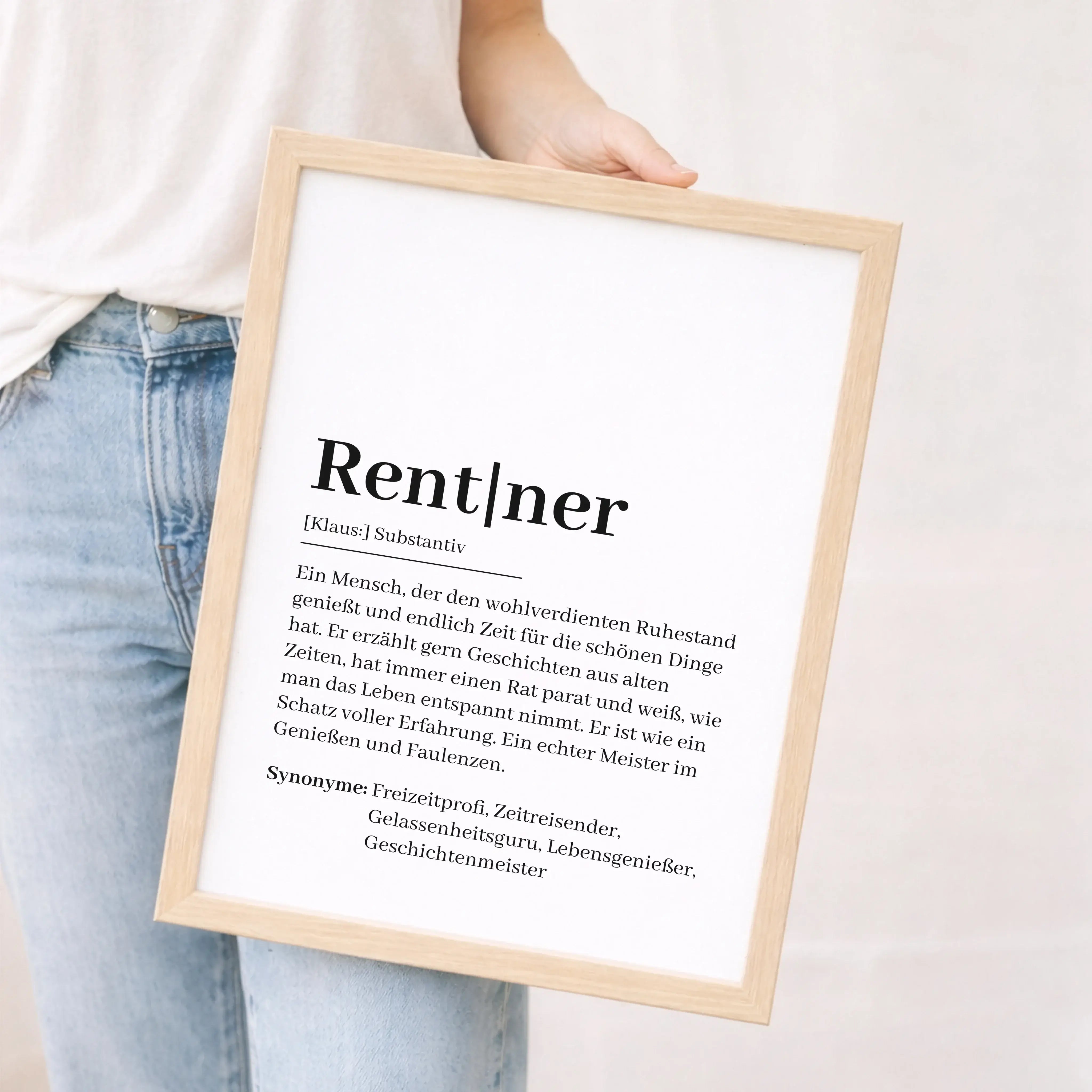 Rentner Definition Poster-Personalisiertes Poster-famprints-Das Rentner Definition Poster ist ein liebevoll gestaltetes Wandbild, das den neuen Lebensabschnitt mit einem Augenzwinkern beschreibt und gleichzeitig stilvoll in jedes Zuhause passt. Die modern