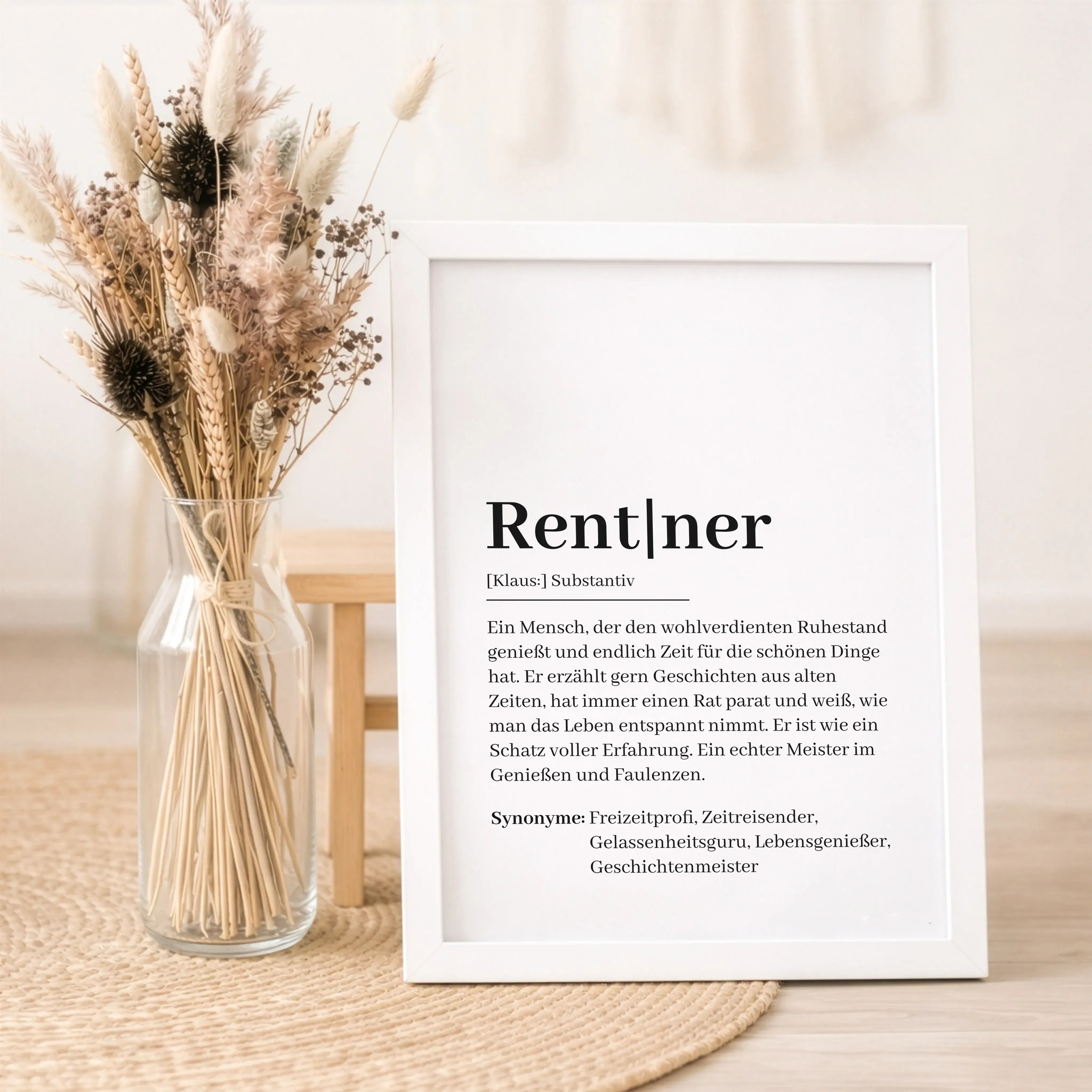 Rentner Definition Poster-Personalisiertes Poster-famprints-Das Rentner Definition Poster ist ein liebevoll gestaltetes Wandbild, das den neuen Lebensabschnitt mit einem Augenzwinkern beschreibt und gleichzeitig stilvoll in jedes Zuhause passt. Die modern